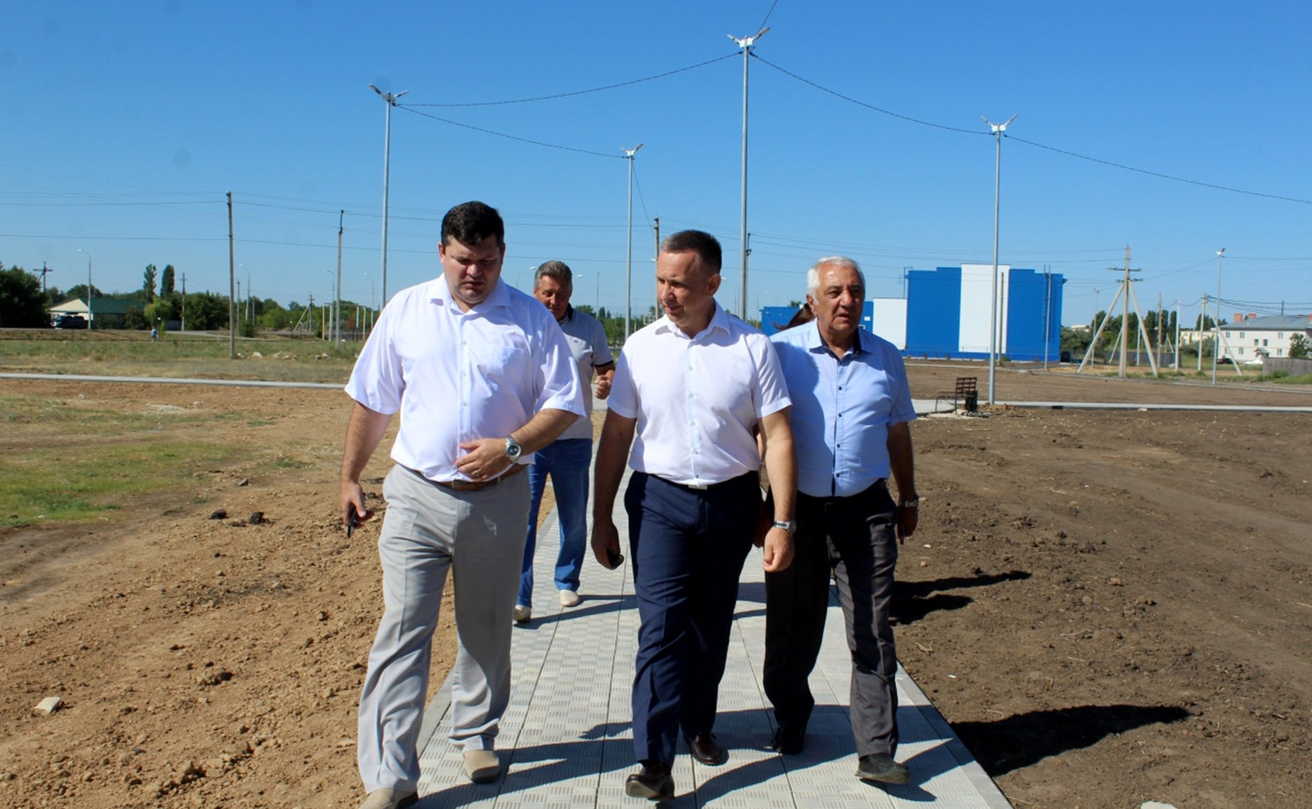 Олег Алексеев вместе с главой Краснокутского района Дмитрием Уполовниковым посмотрел, как идет строительство спортивного парка