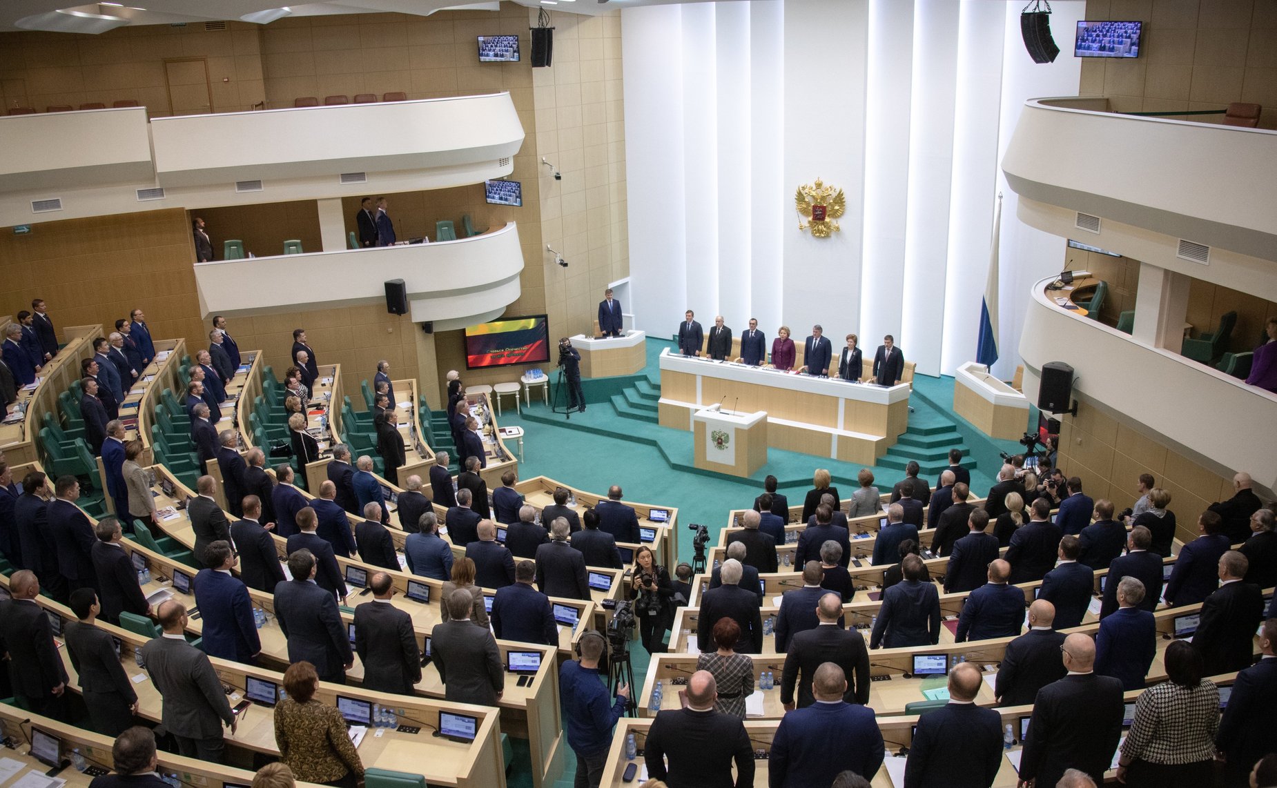 Сенаторы слушают гимн России перед началом 472-го заседания Совета Федерации