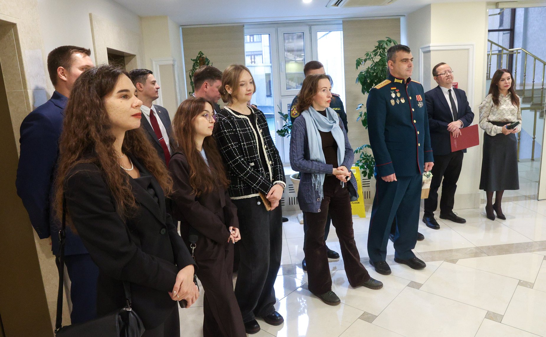 В Совете Федерации состоялось торжественное открытие выставки живописи и графики «Образ защитника»