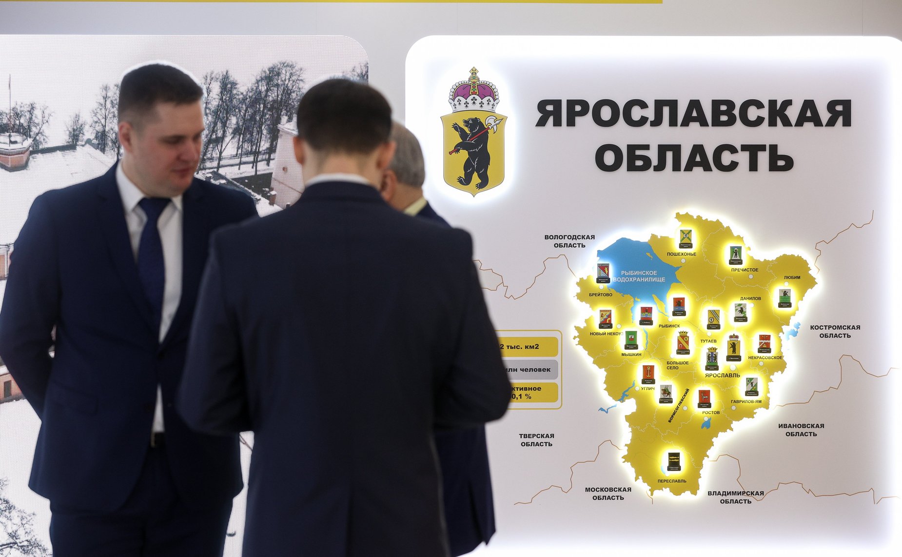 Валентина Матвиенко и Михаил Евраев осмотрели выставку, посвященную истории и перспективным направлениям развития Ярославской области