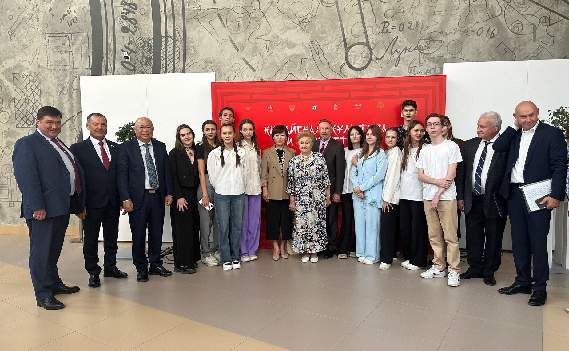 Игорь Мурог и Андрей Денисов торжественно открыли выставку «Китайская культура и искусство» в Музейном центре Рязанского историко-архитектурного музея-заповедника и в Музее каллиграфии культурно-просветительского агрокластера «Наше Орехово»