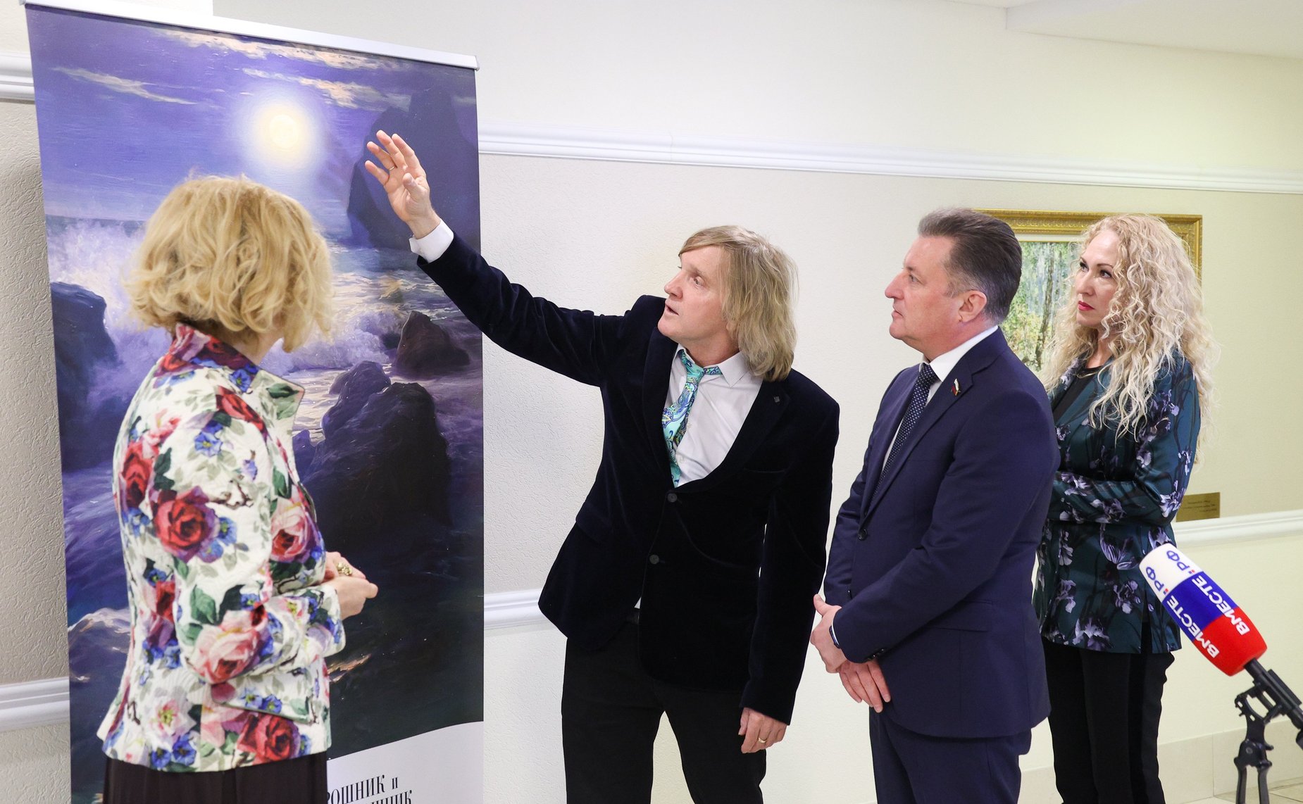 В Совете Федерации состоялось открытие выставки произведений живописи «Цветные письма в будущее»