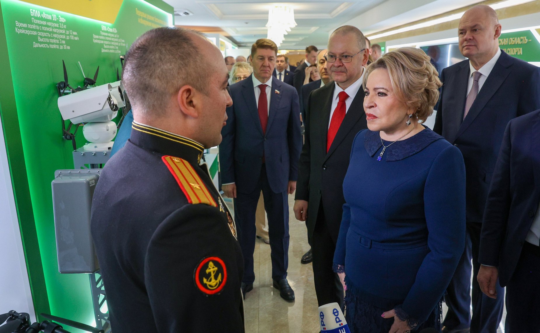 Валентина Матвиенко и Олег Мельниченко осмотрели выставку Пензенской области, развернутую в верхней палате парламента
