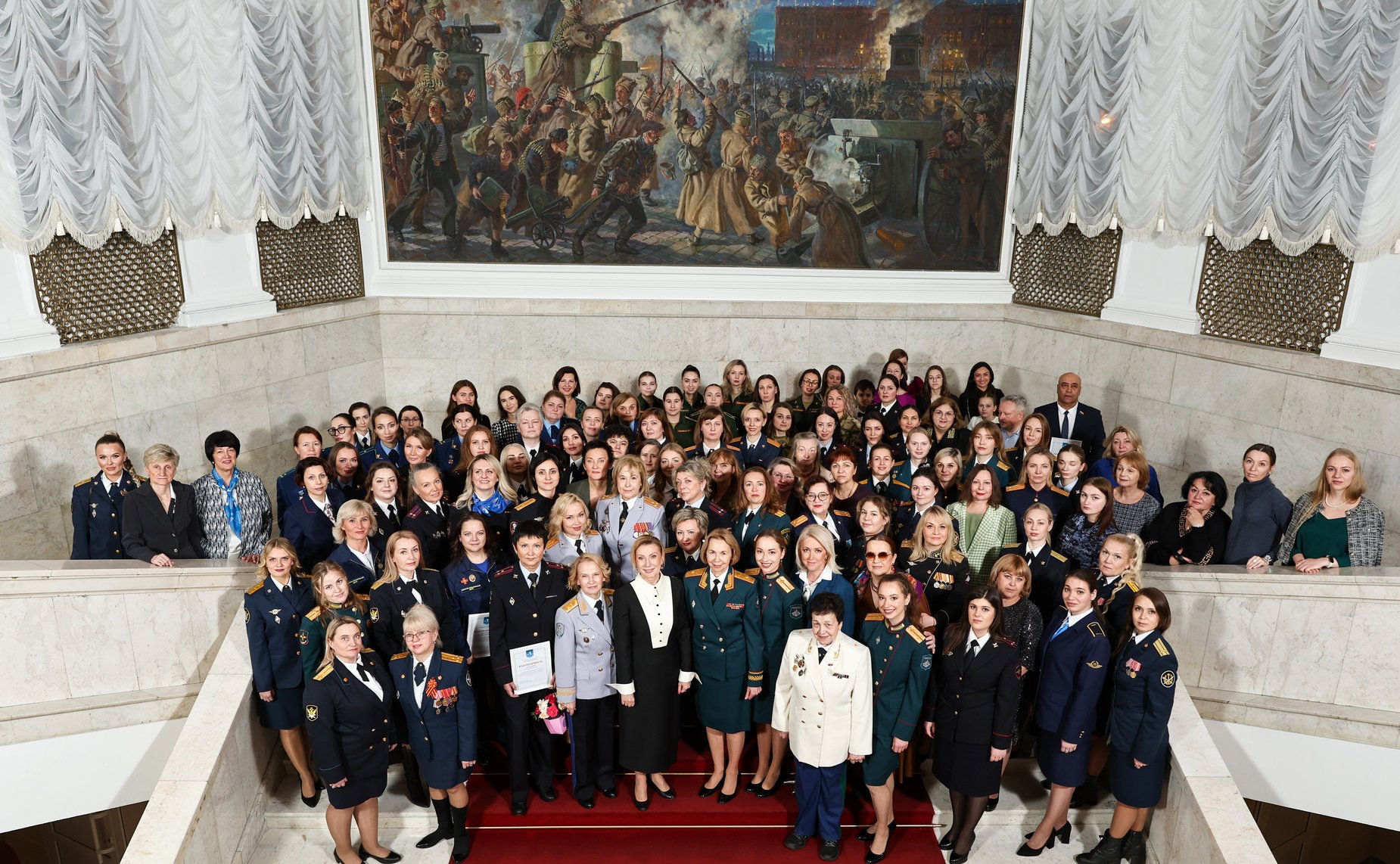 Заместитель Председателя Совета Федерации Инна Святенко приняла участие в церемонии награждения поисковиков, добровольцев и волонтеров, состоявшейся в Центральном академическом театре Российской Армии