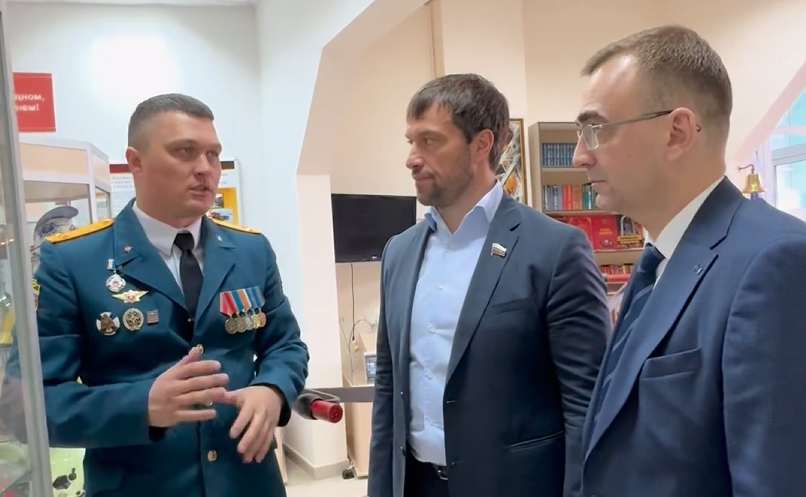 Эдуард Исаков в преддверии 375-й годовщины пожарной охраны России посетил 7-й пожарно-спасательный отряд города Ханты-Мансийска