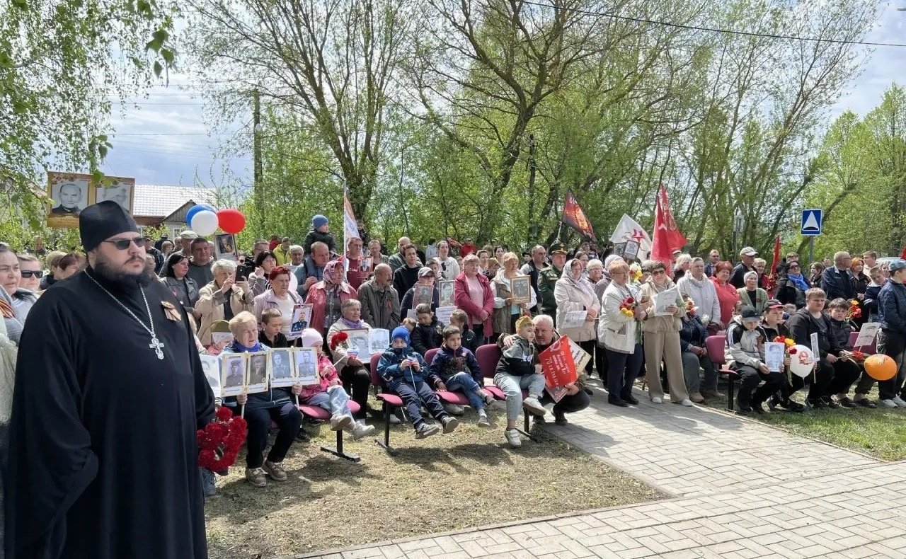 Игорь Мурог прошел в «Бессмертном полку» на малой родине с портретом погибшего деда