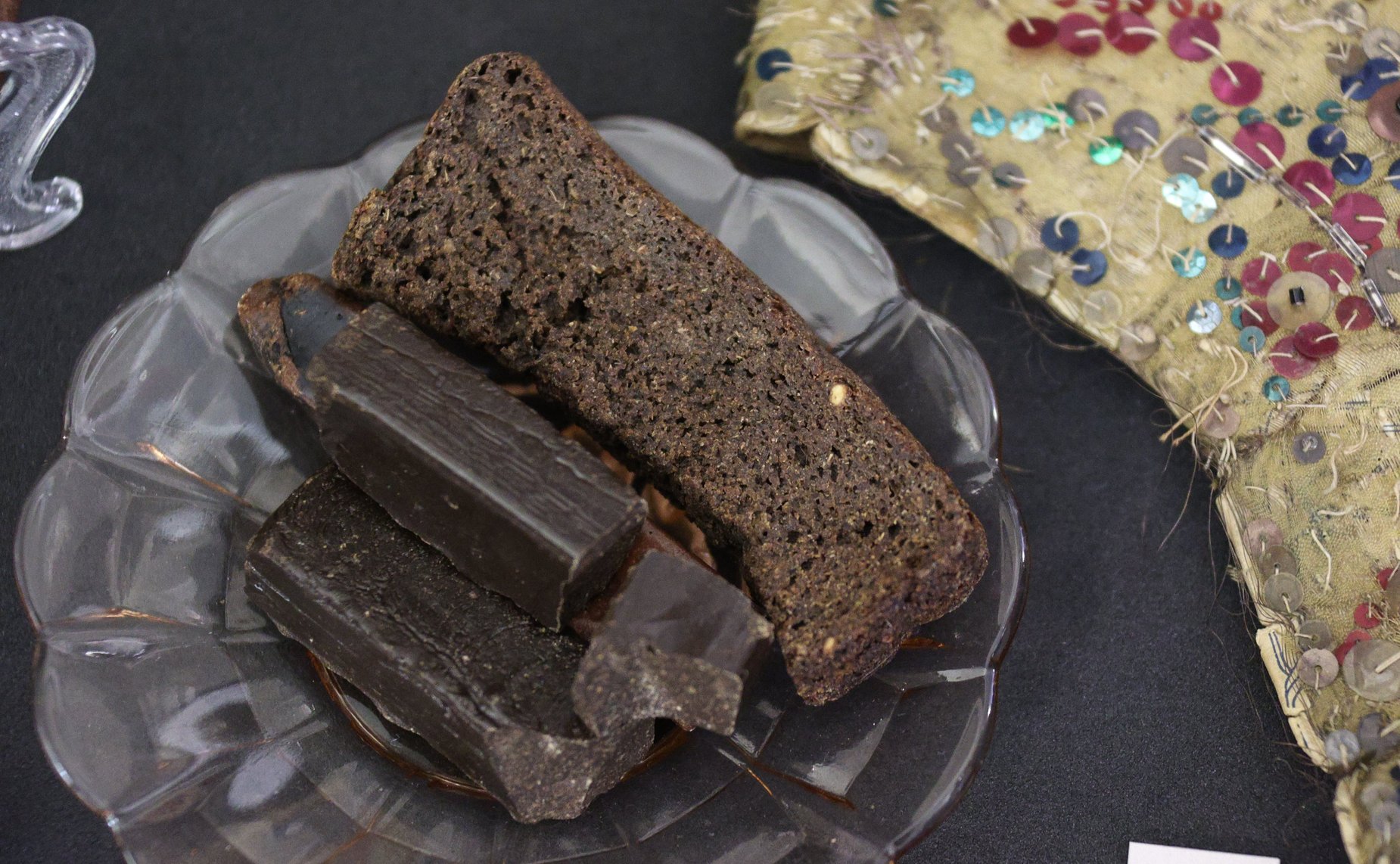 В Совете Федерации открылась выставка картин победителей конкурса детского рисунка, посвященного 80-летию прорыва блокады Ленинграда «Жизнь, деленная на граммы»