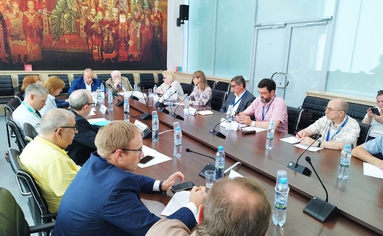 Сергей Митин провел круглый стол на тему «Актуальные вопросы птицеводства: новое законодательство регулирования оборота помета, обеспечение эпизоотического благополучия на птицефабриках»