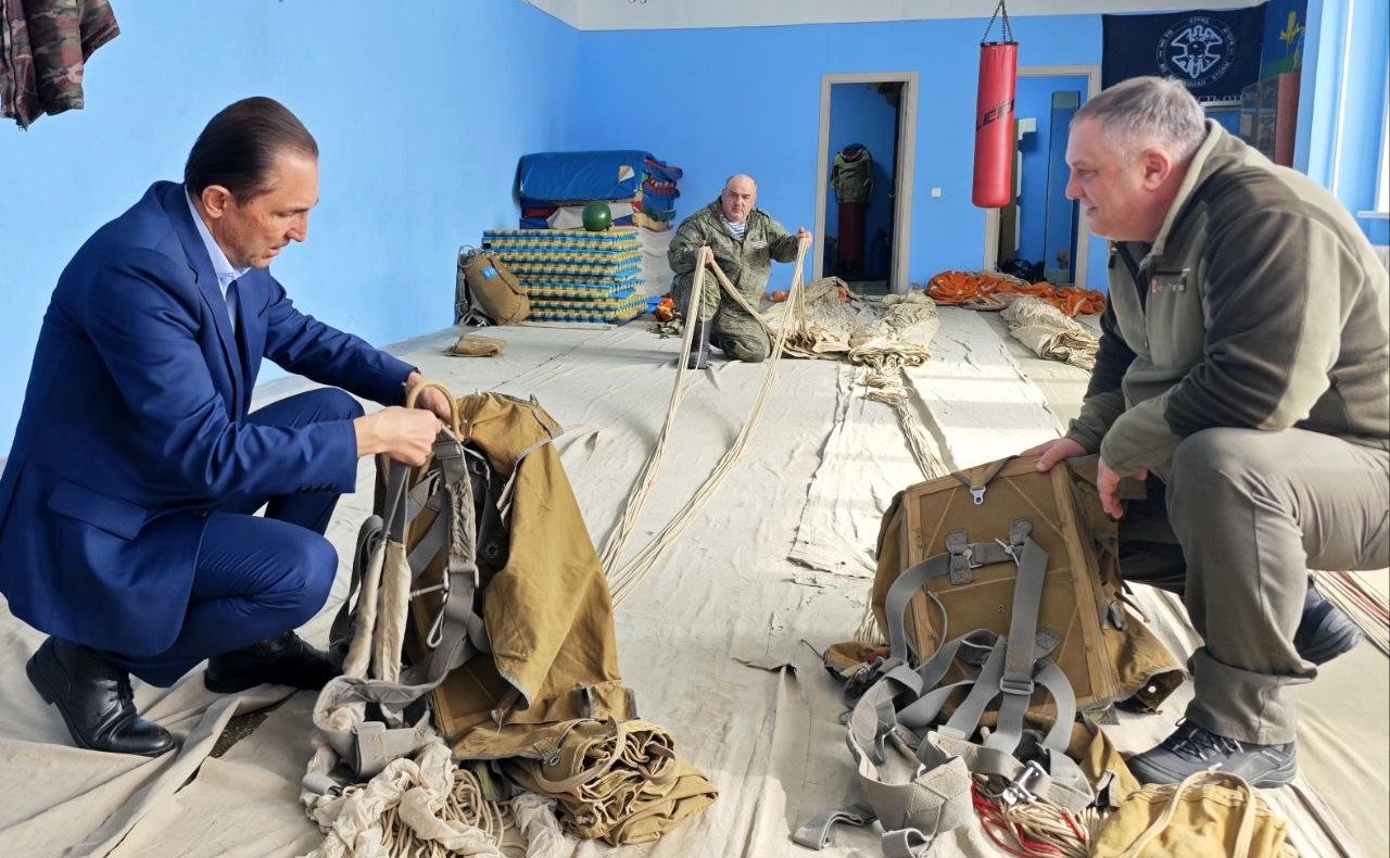 Андрей Хапочкин встретился с юными десантниками Южно-Сахалинска