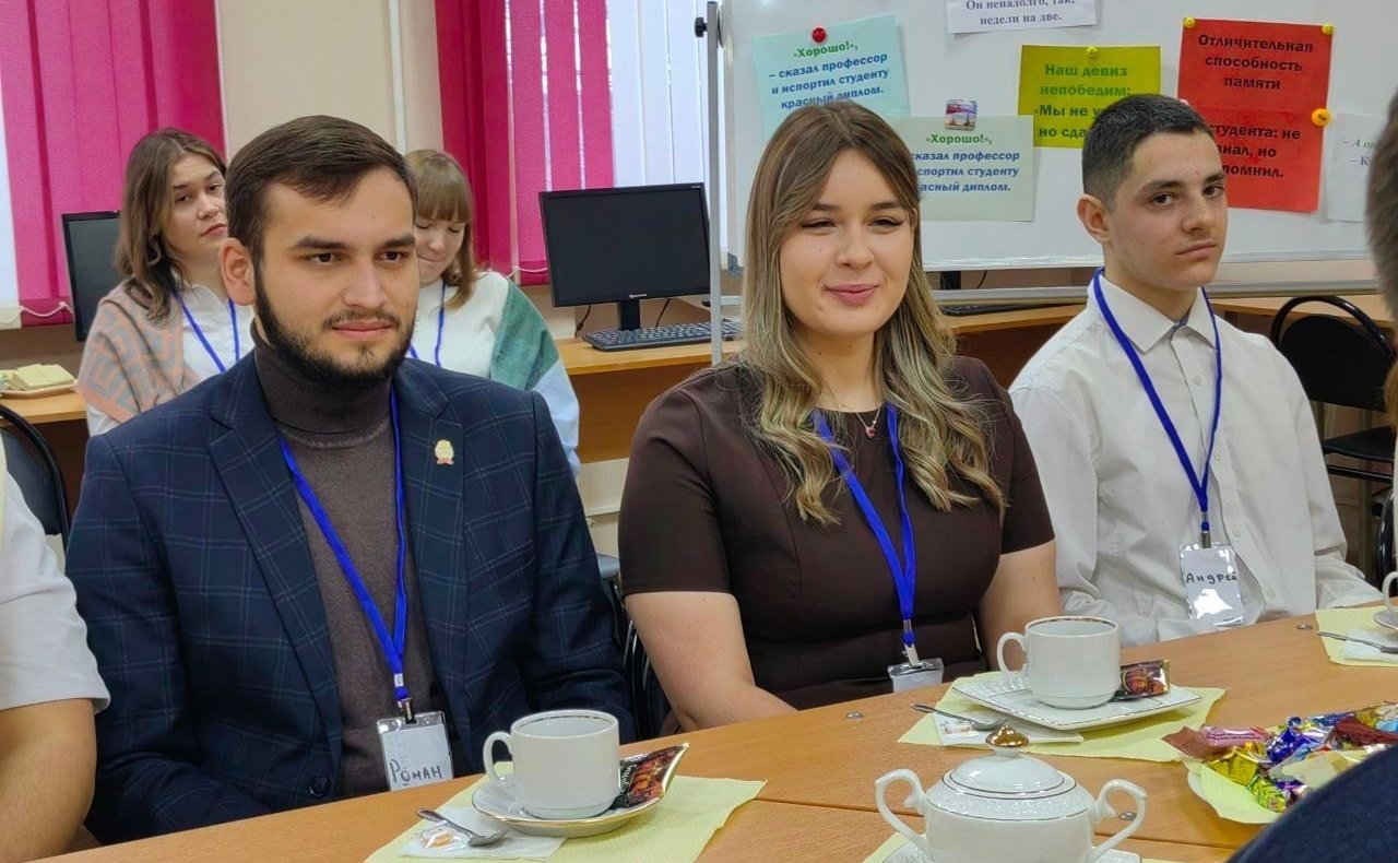 Артем Малащенков вместе с председателем Смоленской областной Думы Игорем Ляховым провел встречу со студентами Российской академии народного хозяйства и государственной службы при Президенте РФ