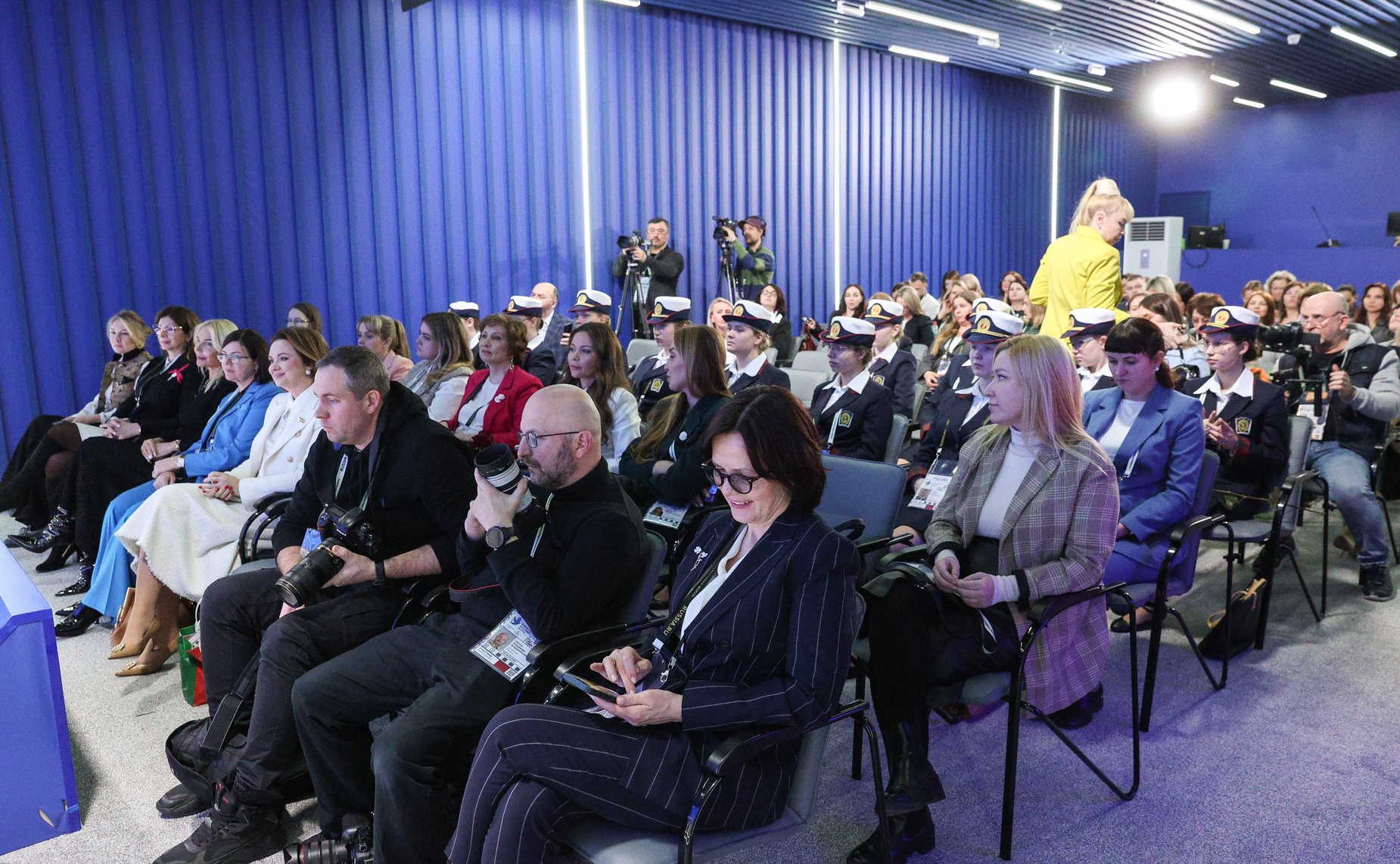 Тематическая сессия «Инвестиции в экономику – инвестиции в семью» (в рамках Всероссийского женского форума «Женщины: сохраняем традиции – развиваем Россию»)