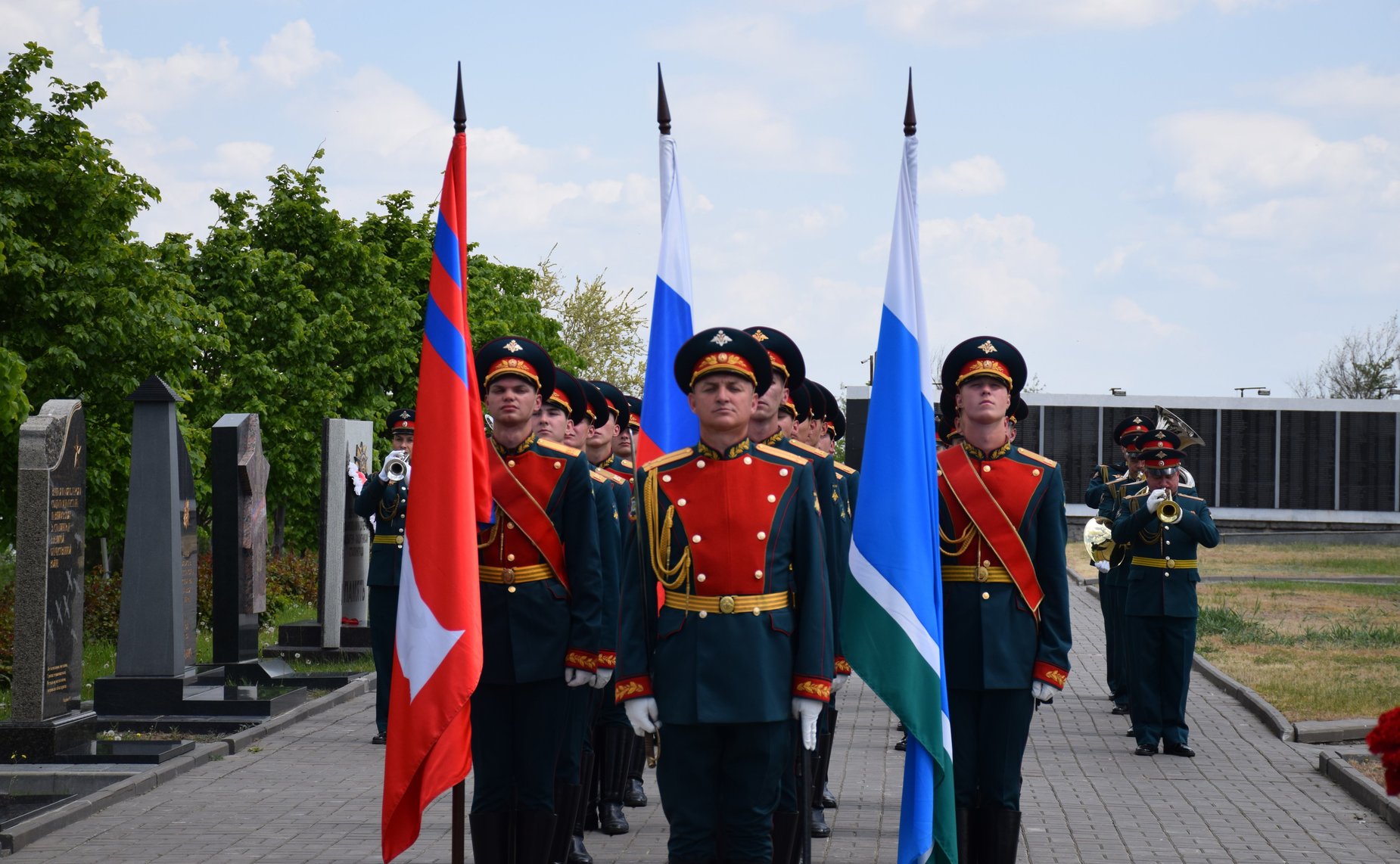 В целях увековечивания памяти участников Великой Отечественной войны, ушедших на фронт из Свердловской области, принимавших участие в Сталинградской битве, на Мамаевом кургане состоялась церемония открытия памятного знака