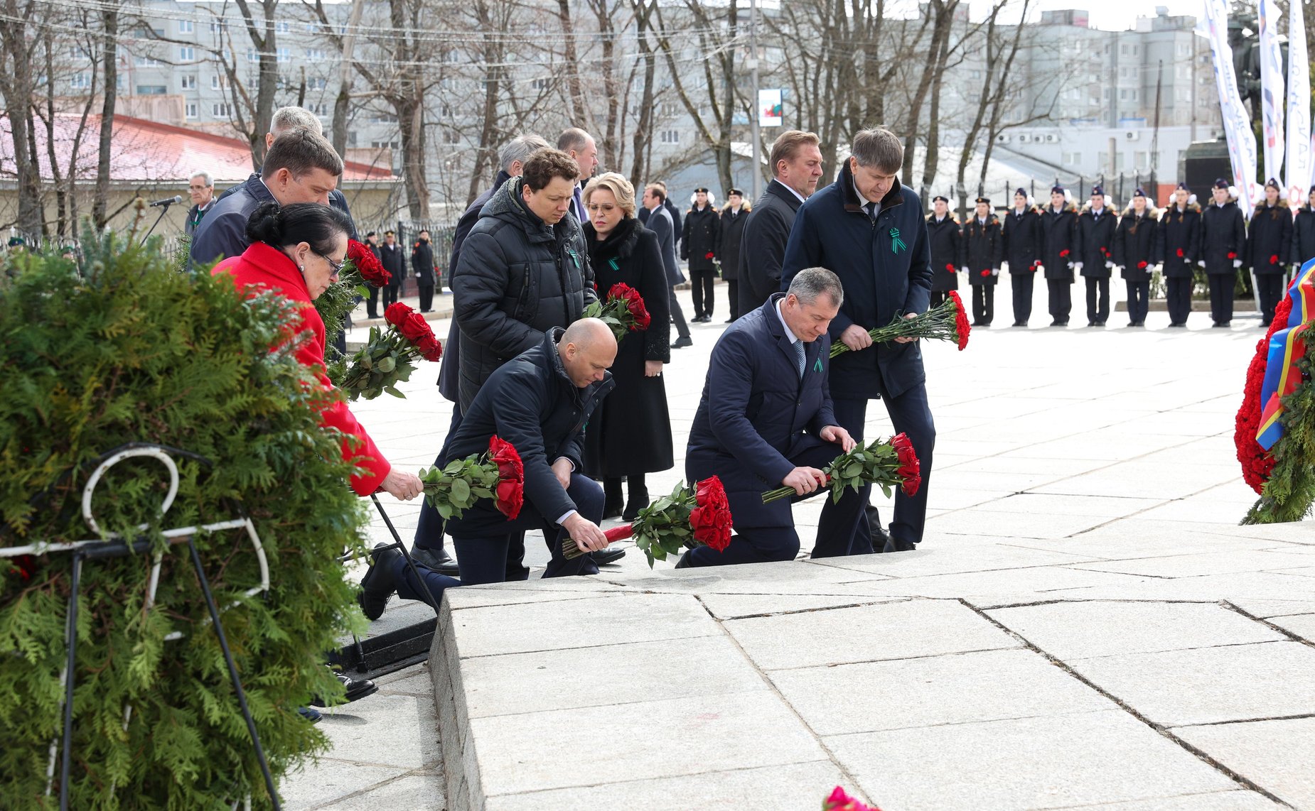 Возложение цветов к мемориалу 1200 гвардейцам, погибшим при штурме Кёнигсберга в апреле 1945 года
