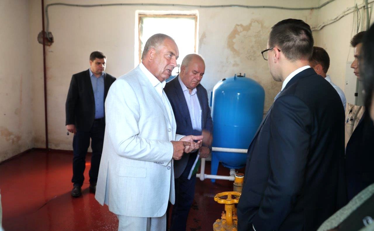 Сергей Митин посетил Старорусский пищекомбинат и ознакомился с производством питьевой бутилированной воды