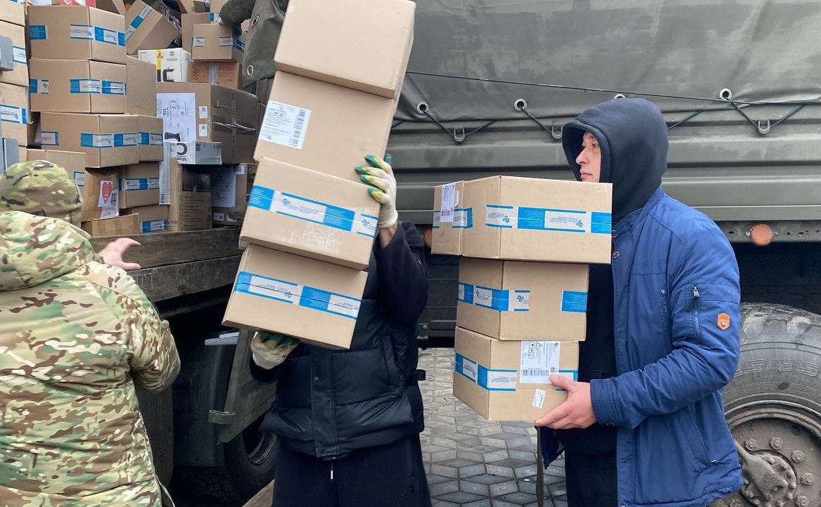 Российским военнослужащим в зону СВО переданы десять автомобилей УАЗ и двадцатитонная партия груза