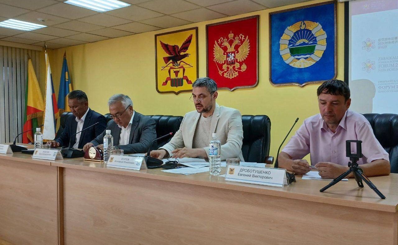 Баир Жамсуев также принял участие в круглом столе на тему «Историко-культурное наследие в условиях глобальной трансформации мира», прошедшем в администрации Агинского Бурятского округа