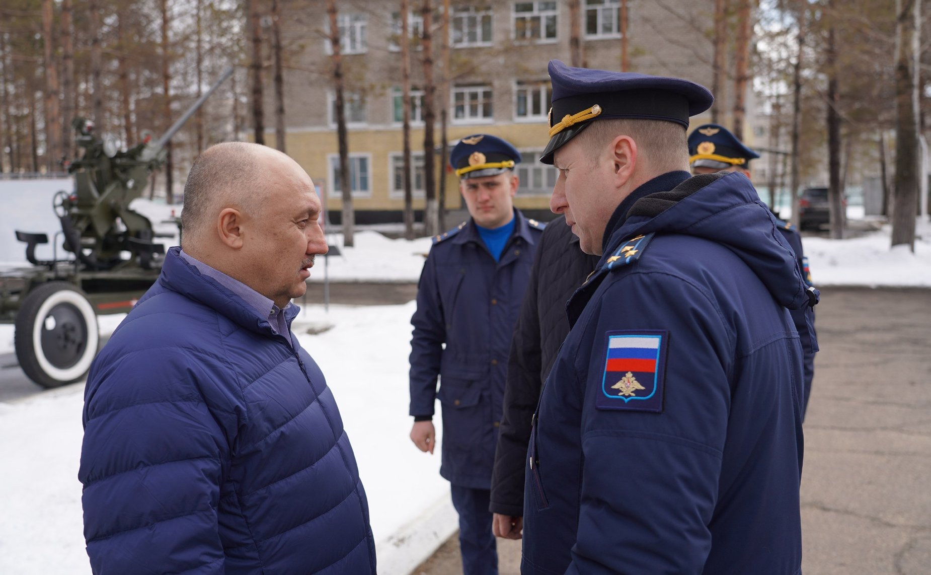 Андрей Базилевский в рамках работы в регионе побывал в Комсомольском муниципальном районе, где посетил одну из войсковых частей Восточного военного округа