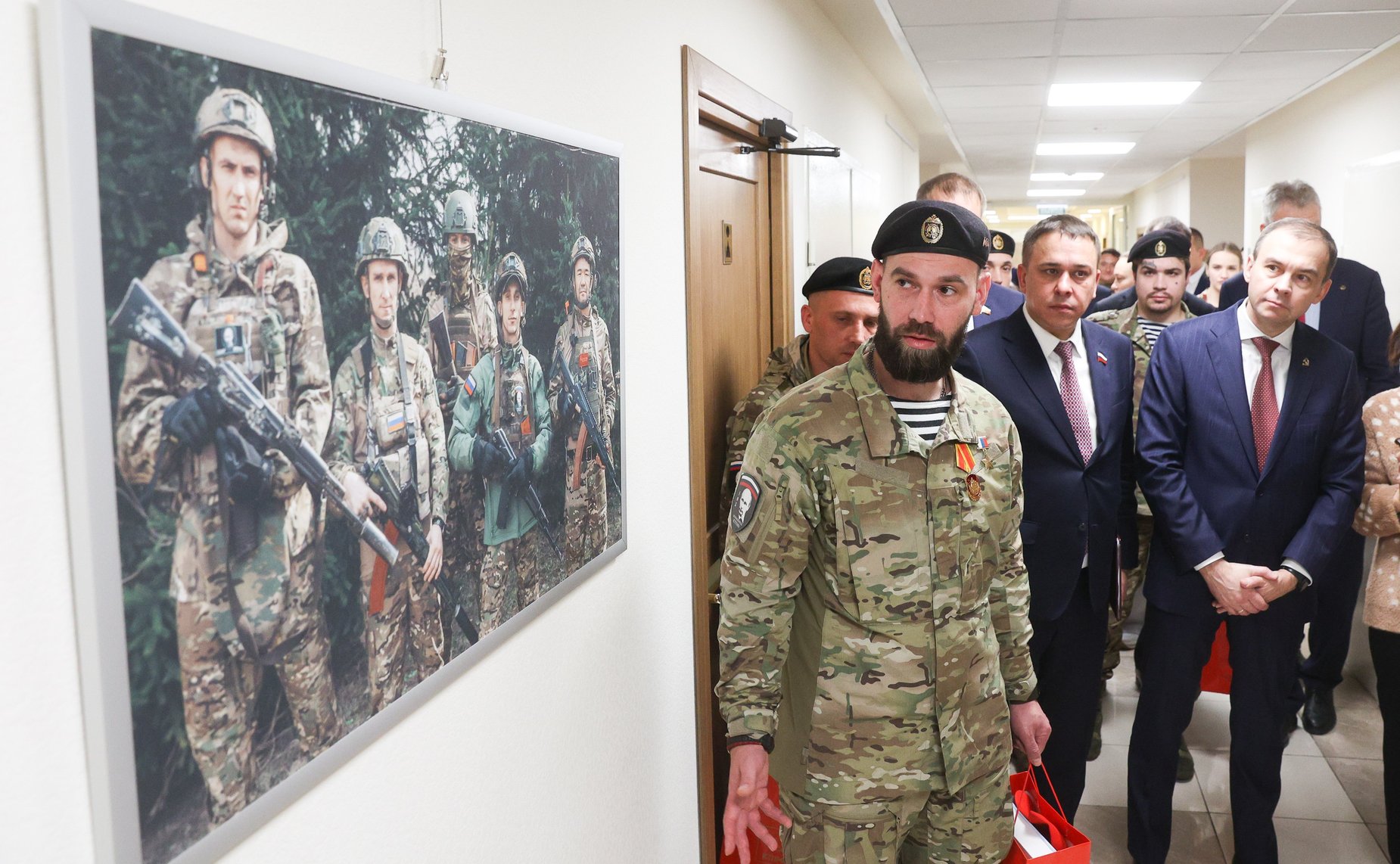 Торжественное награждение военнослужащих в рамках проведения открытия патриотической выставки фотографий военнослужащих Отдельной диверсионной штурмовой бригады «Ветераны»