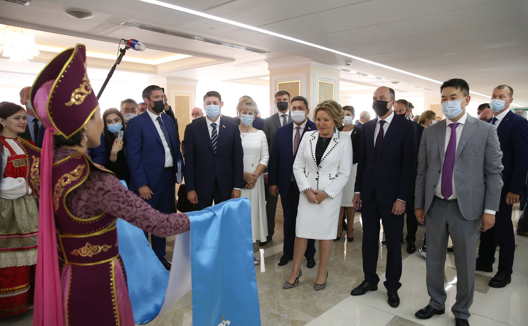 Валентина Матвиенко и глава Республики Алтай открыли в верхней палате парламента выставку, посвященную основным направлениям развития региона