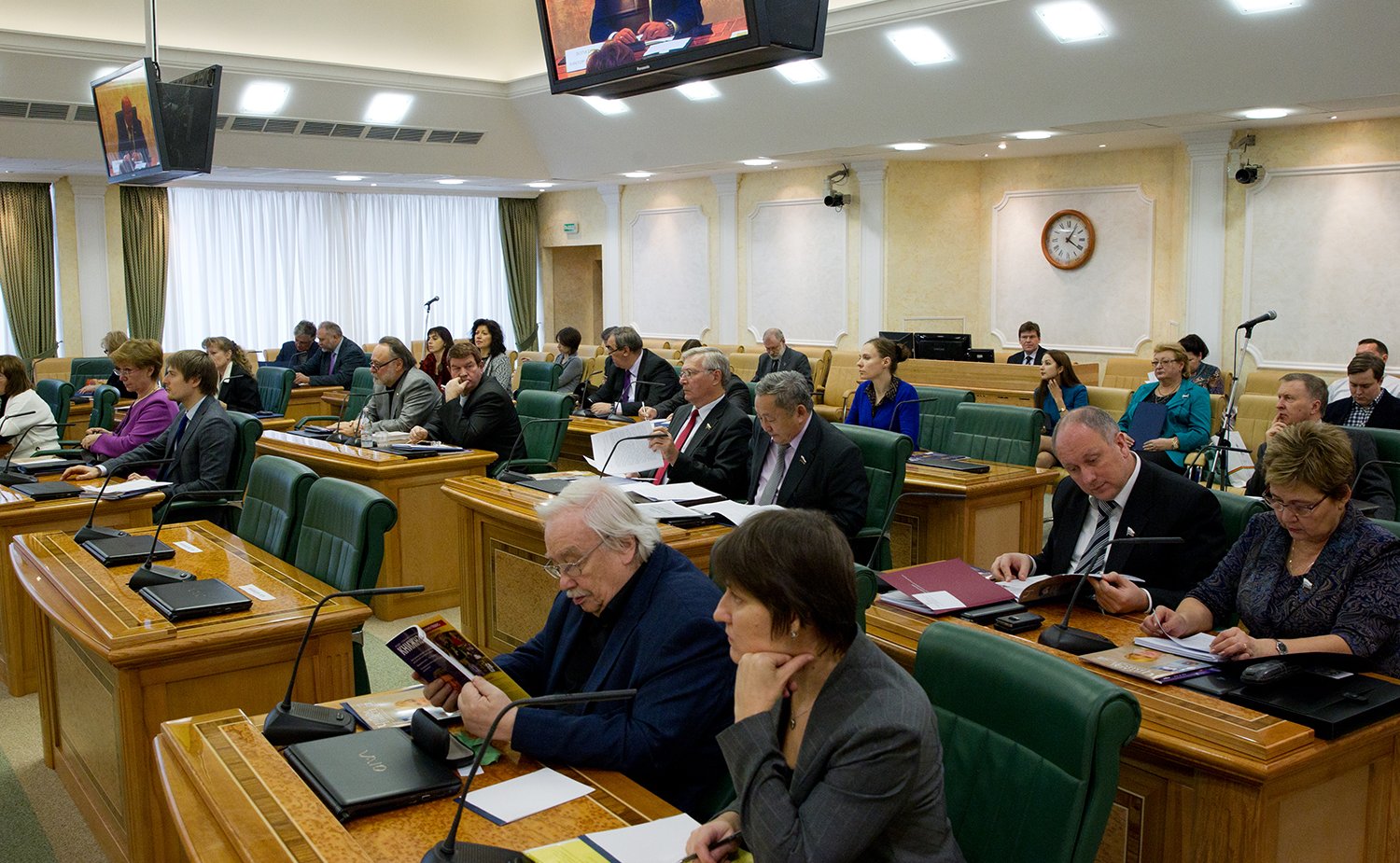 Участники заседания «круглого стола» на тему «Книга в духовном обиходе современников»