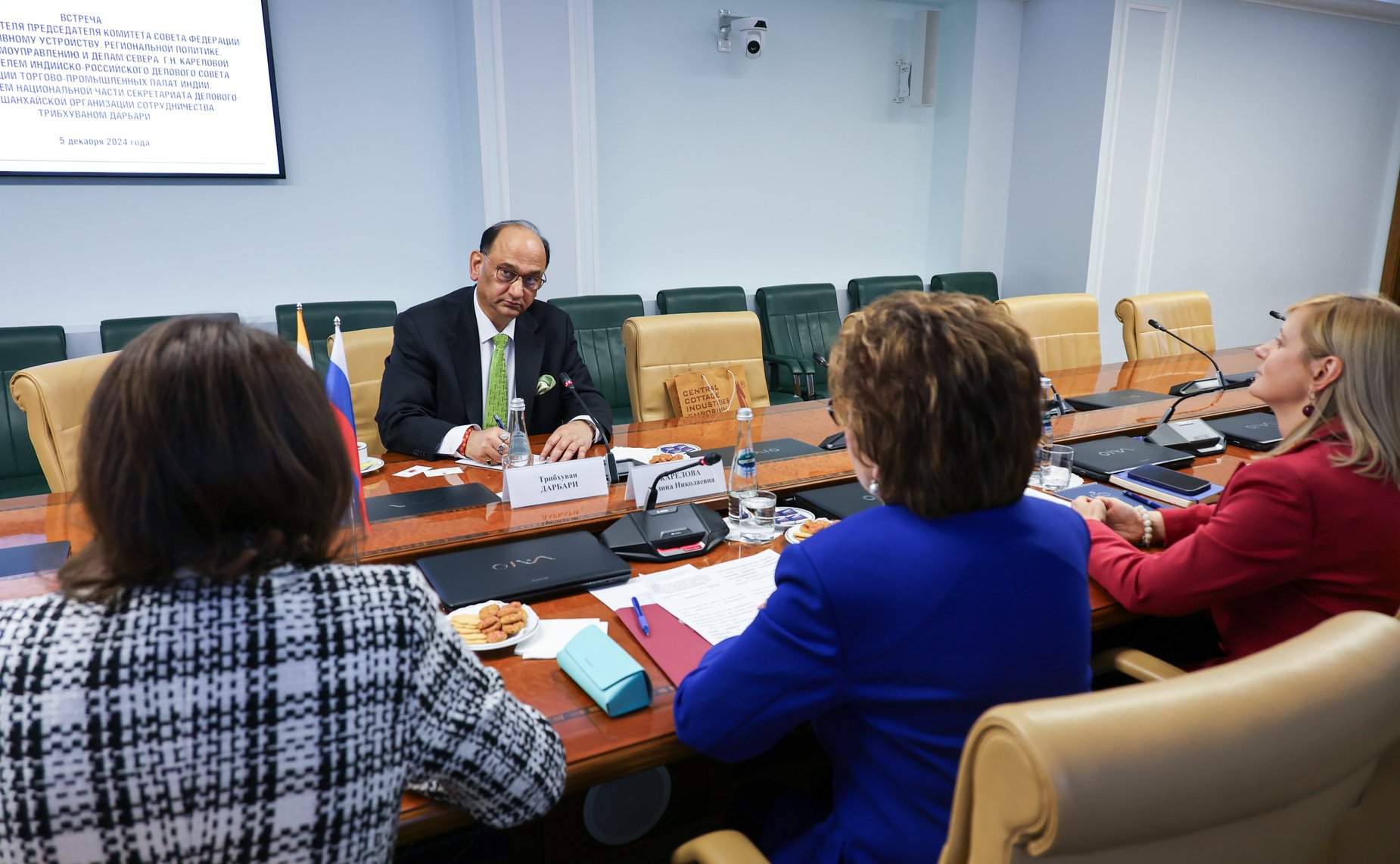 Галина Карелова провела встречу с председателем Индийско-российского делового совета Федерации торгово-промышленных палат Индии Трибхуваном Дарбари
