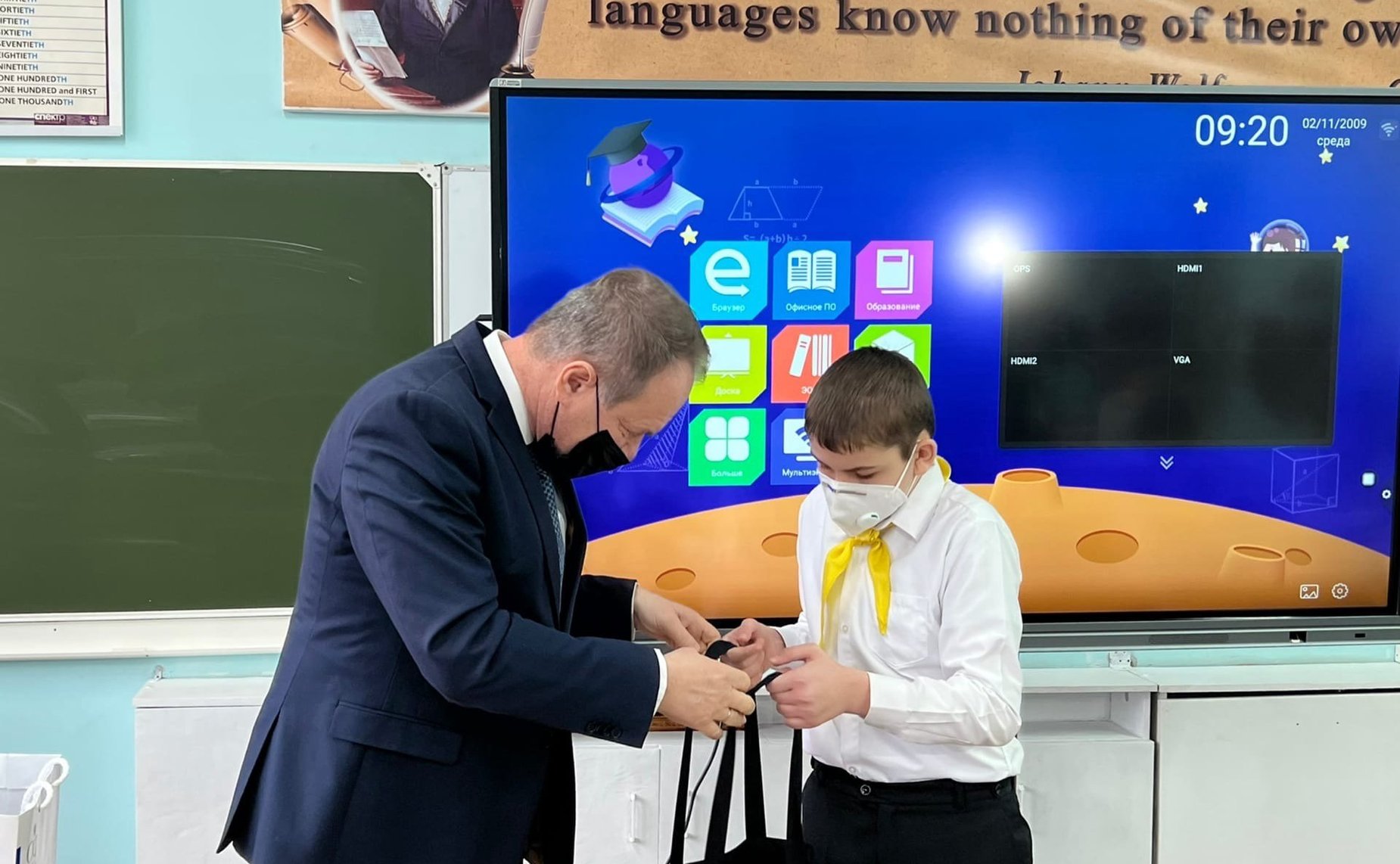 Александр Башкин наградил астраханского школьника — лауреата конкурса «Дорога жизни»