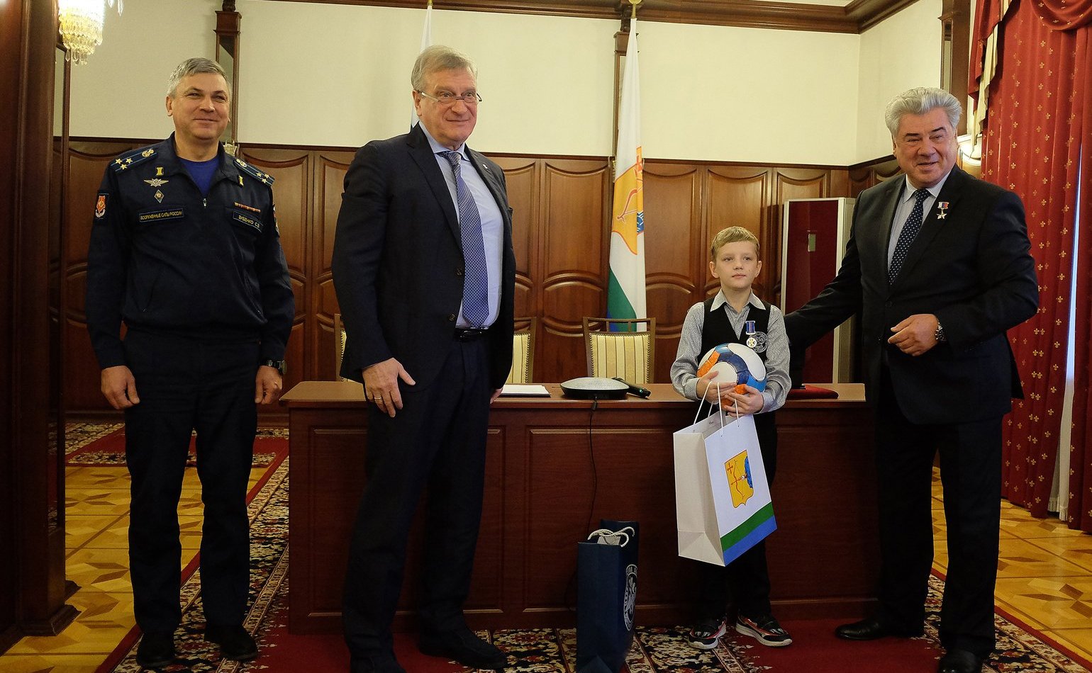 Виктор Бондарев в рамках Всероссийского гражданско-патриотического проекта «Дети-герои» наградил медалью «За проявленное мужество» кировского школьника