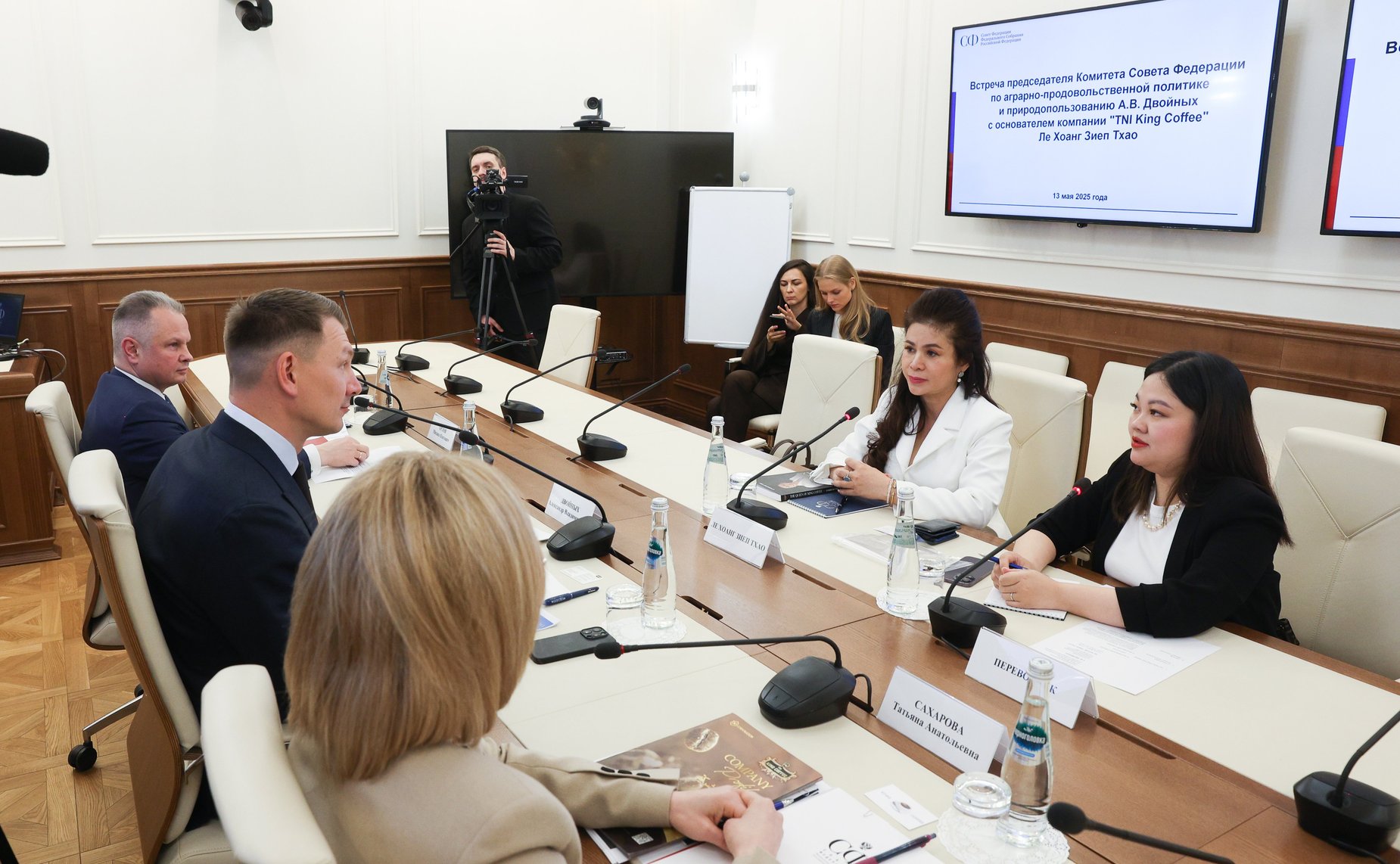Александр Двойных встретился в Совете Федерации с основательницей крупнейшей вьетнамской компании по производству кофе и напитков Ле Хоанг Зиеп Тхао