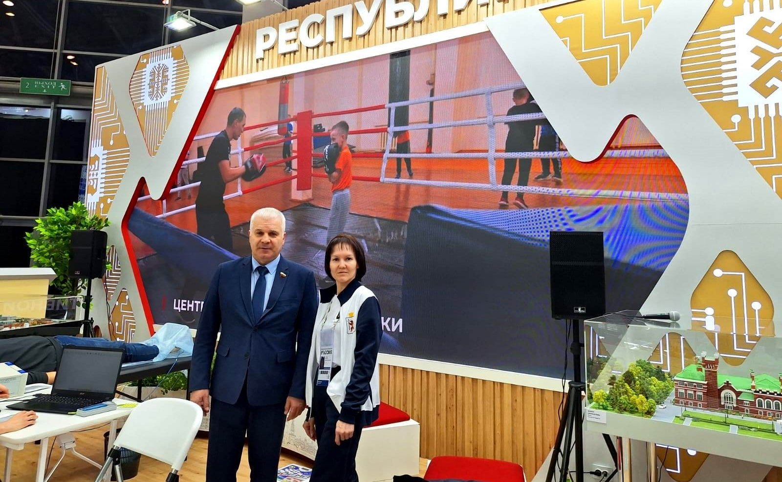 Сергей Мартынов оценил спортивную составляющую стенда Марий Эл на ВДНХ, где продолжается выставка-форум «Россия»