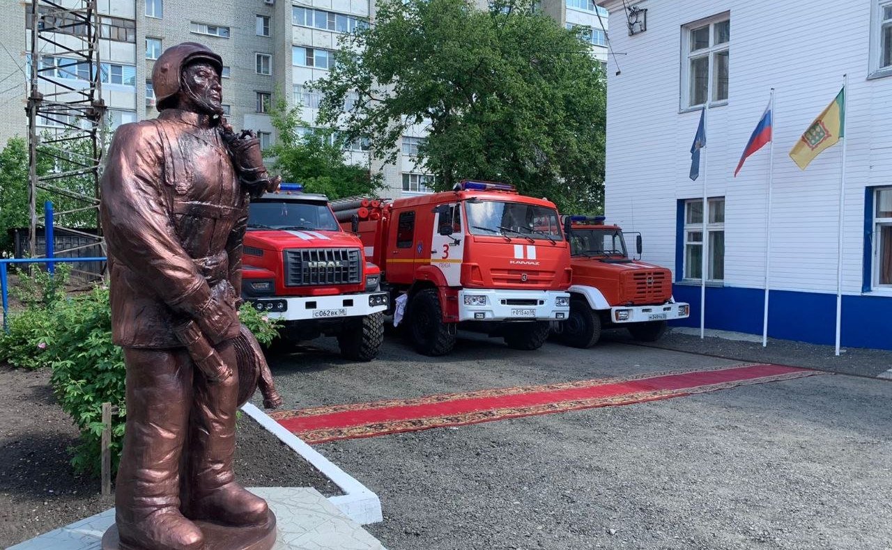 Юлия Лазуткина поздравила с 60-летием работников 3 пожарно-спасательной части МЧС России по Пензенской области