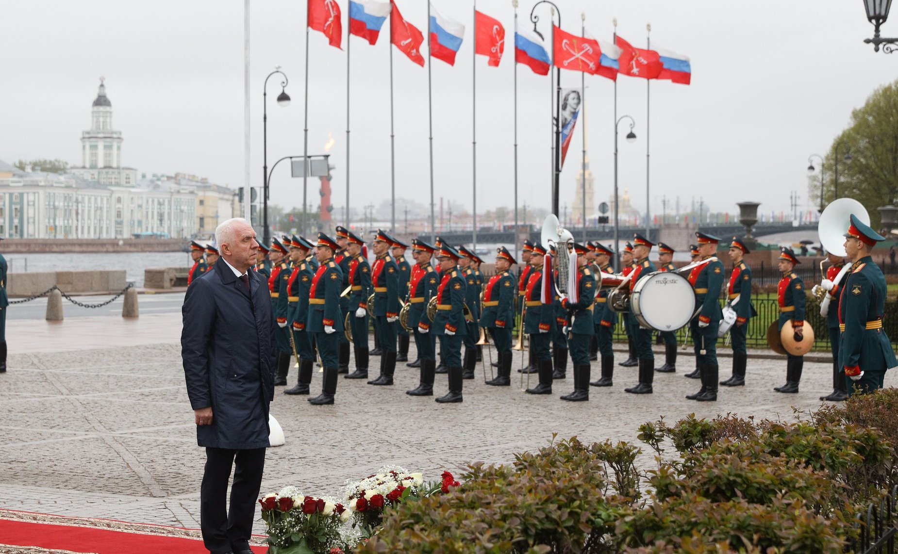 Церемония возложения цветов к памятнику Петру Первому на Сенатской площади