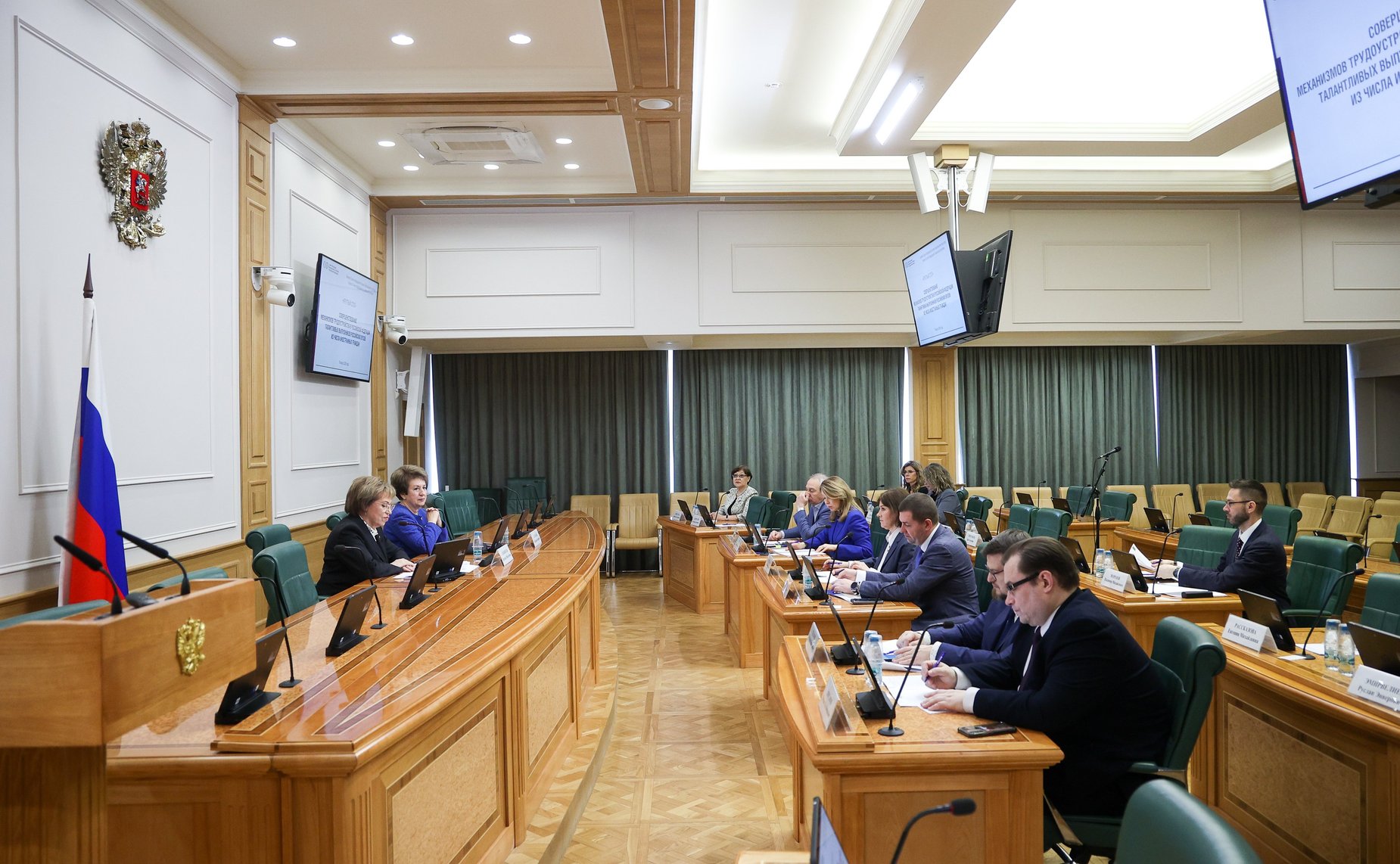 Круглый стол на тему «Совершенствование механизмов трудоустройства в Российской Федерации талантливых выпускников российских вузов из числа иностранных граждан»