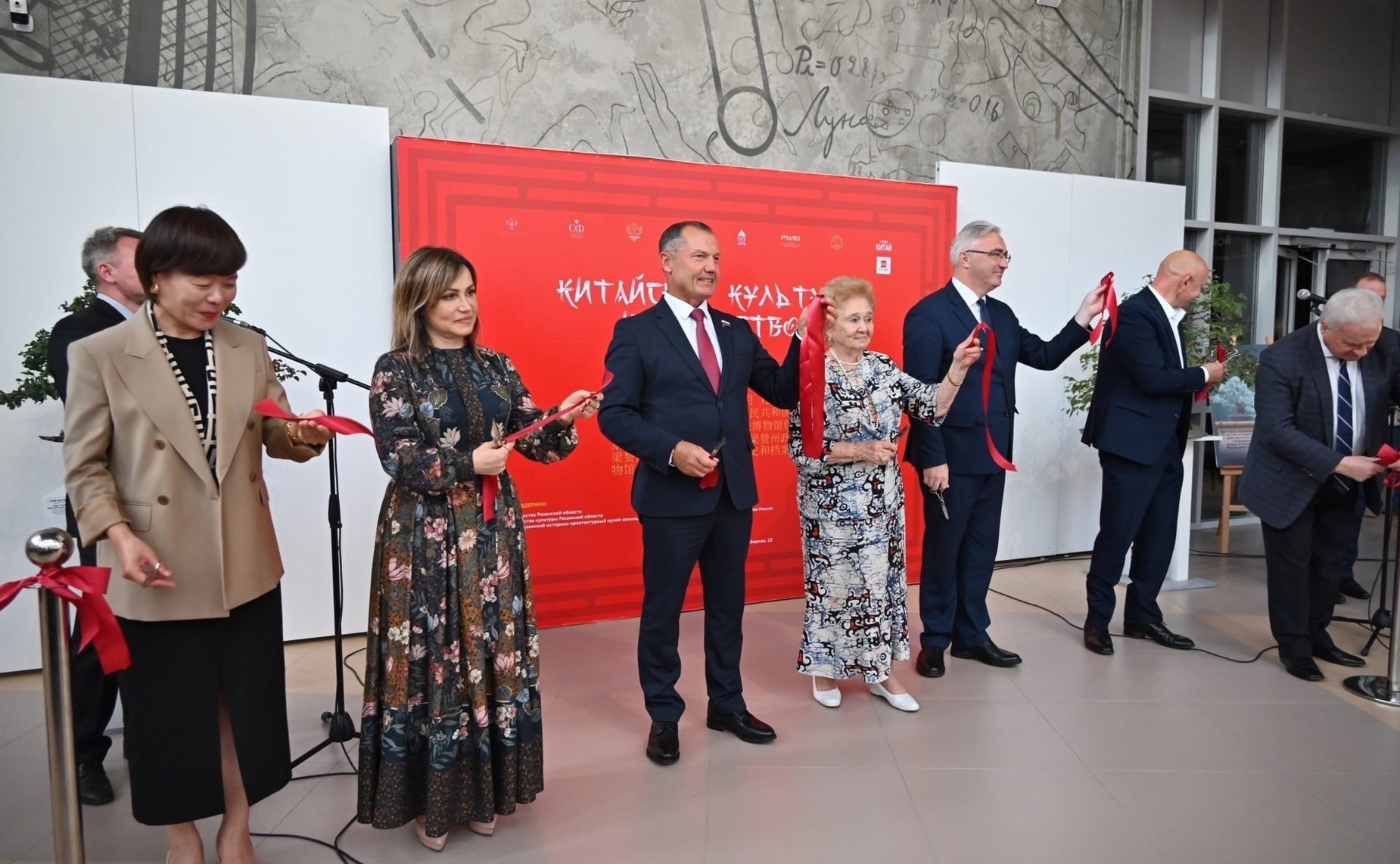 Игорь Мурог и Андрей Денисов торжественно открыли выставку «Китайская культура и искусство» в Музейном центре Рязанского историко-архитектурного музея-заповедника и в Музее каллиграфии культурно-просветительского агрокластера «Наше Орехово»