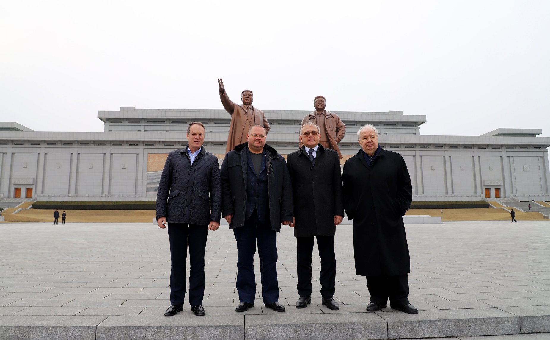 На холме Мансудэ. статуи северокорейских вождей