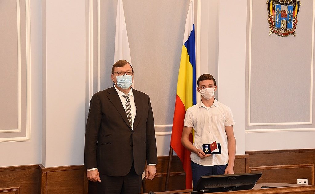 Ирина Рукавишникова вручила награду и поощрения СФ юным героям Ростовской области