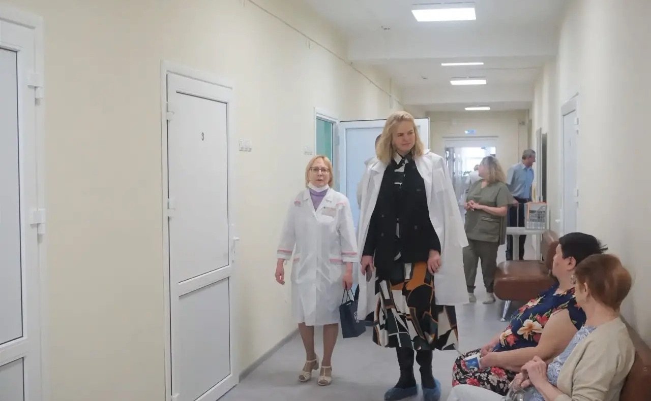 Екатерина Грибкова в рамках поездки в регион посетила Республиканский госпиталь и ознакомилась с ходом ремонтных работ