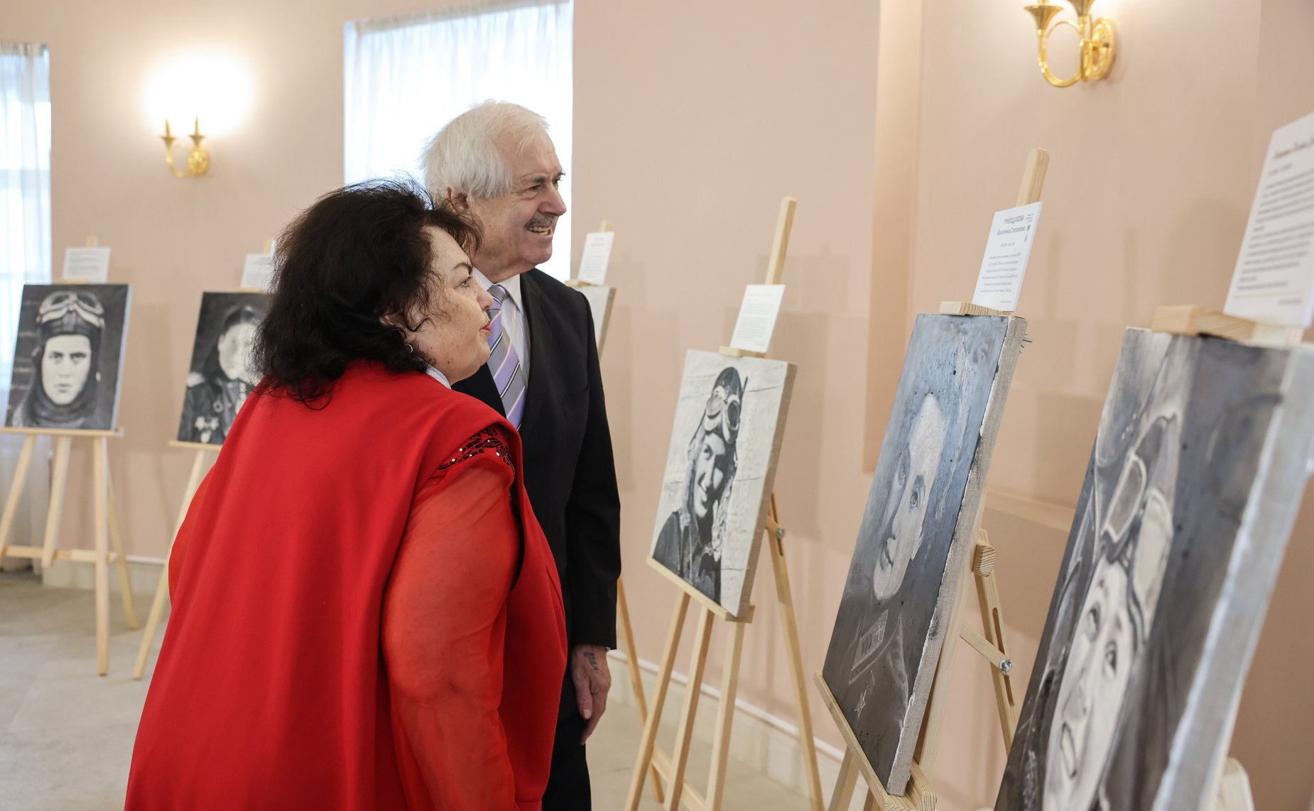 Инна Святенко приняла участие в открытии в Московском парламентском центре выставки «Прекрасный полк» Асара Сафиулина (фото пресс-служба Московской городской Думы)