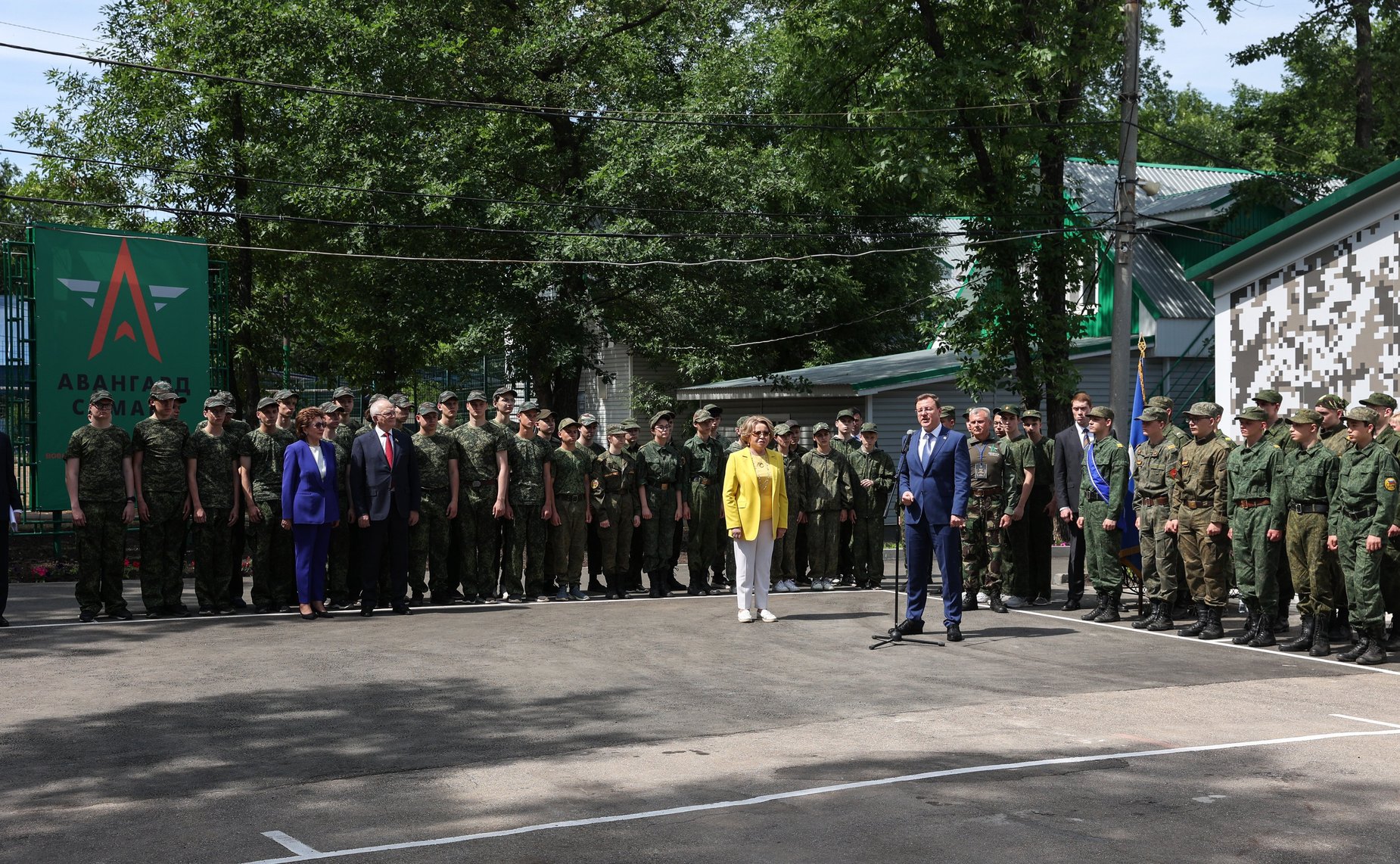 Председатель СФ Валентина Матвиенко и губернатор Самарской области Дмитрий Азаров посетили центр военно-патриотического воспитания «Авангард-Самара» и приняли участие в торжественном открытии военно-патриотической смены «Защитники Отечества»