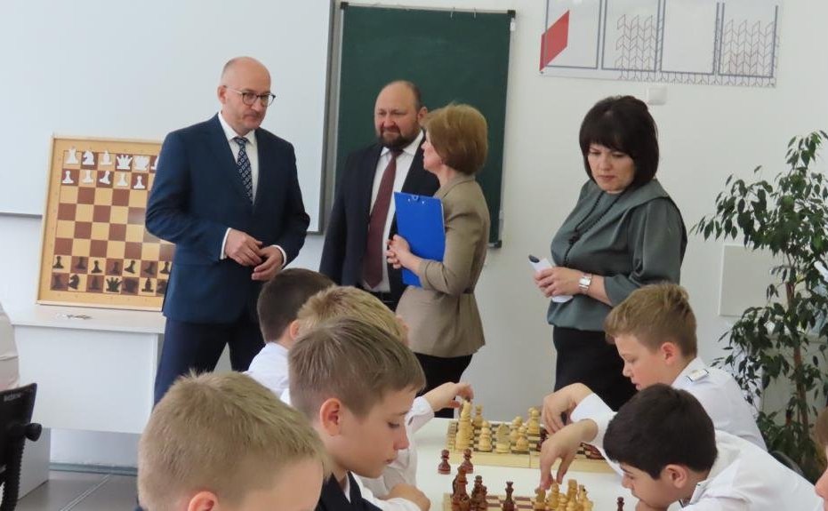Олег Цепкин побывал в школах Челябинской области и оценил готовность к обучению шахматам