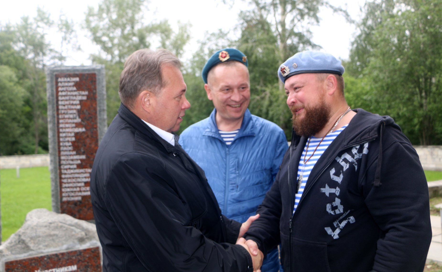 Виктор Павленко поздравил десантников с Днем Воздушно-десантных войск