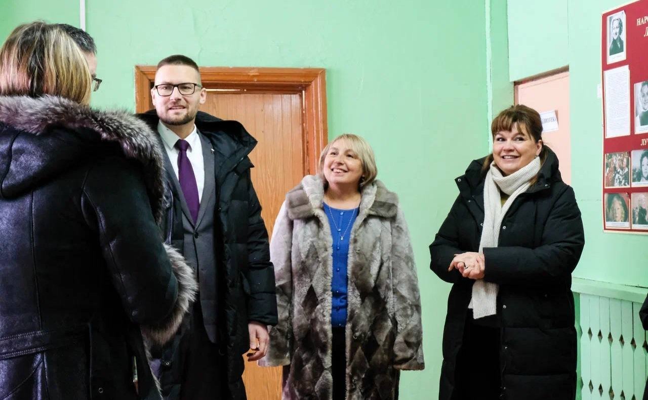 Руслан Смашнёв ознакомился с ходом капитального ремонта крыши в Новосельской средней школе Вяземского района Смоленской области