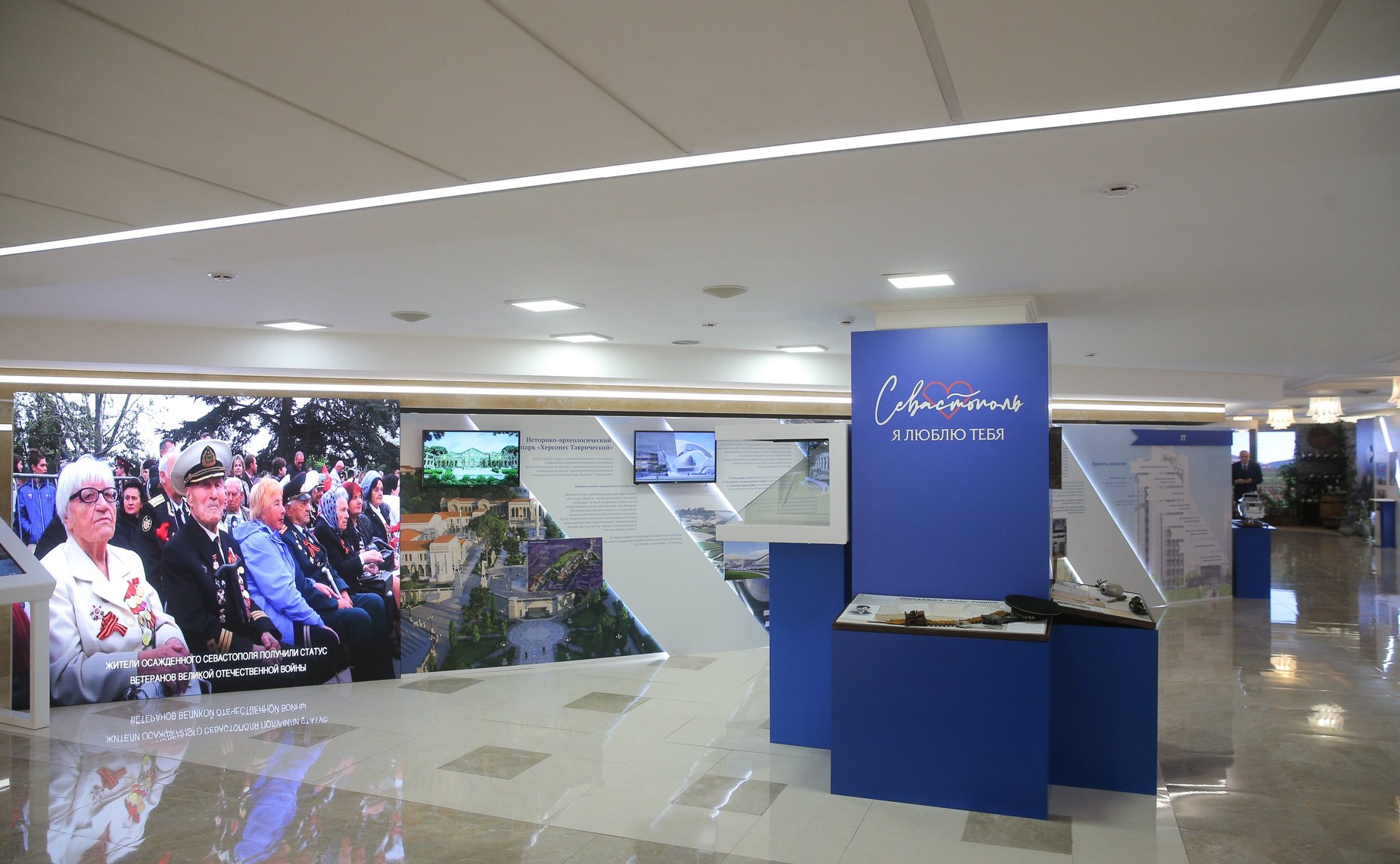 Валентина Матвиенко и Михаил Развожаев осмотрели выставку в Совете Федерации, посвященную легендарной истории и современному развитию города Севастополя