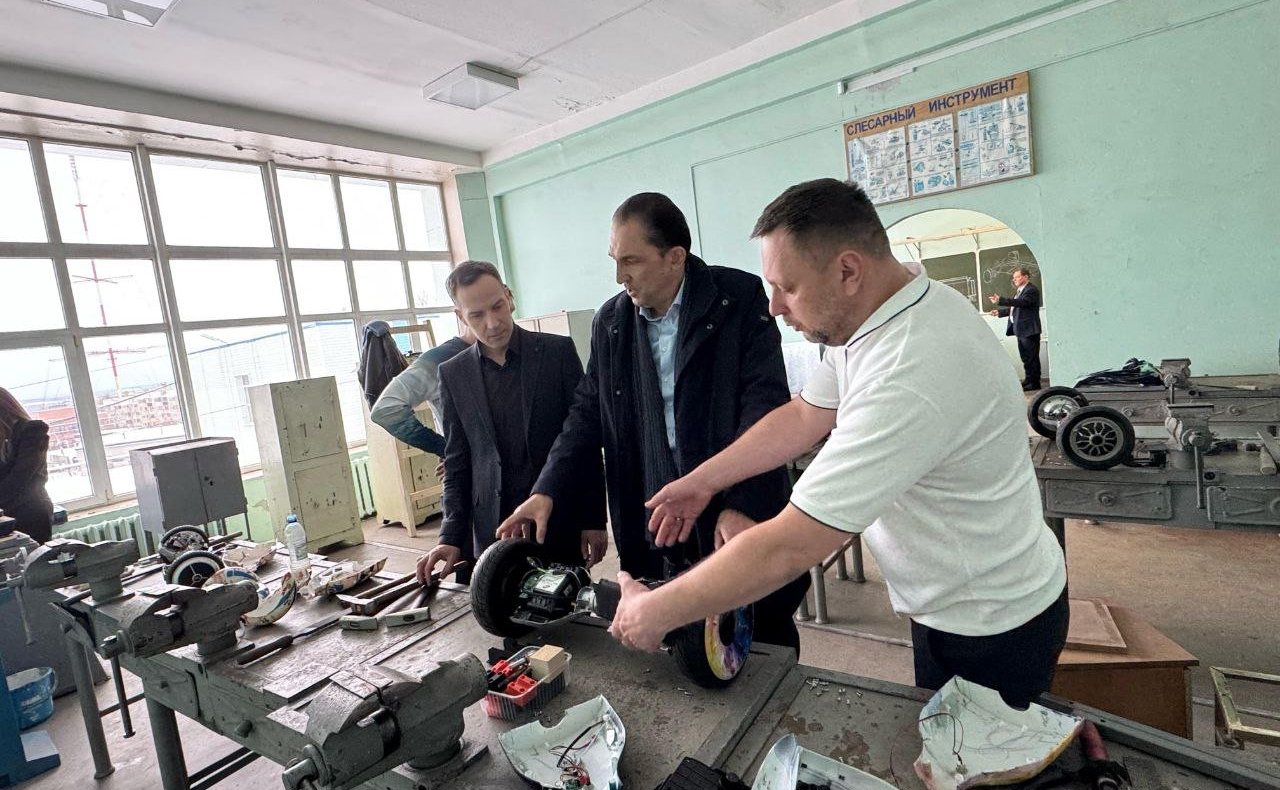 Андрей Хапочкин ознакомился с уникальным проектом, разработанным силами коллектива учебного заведения и волонтерской группы «Верность долгу»