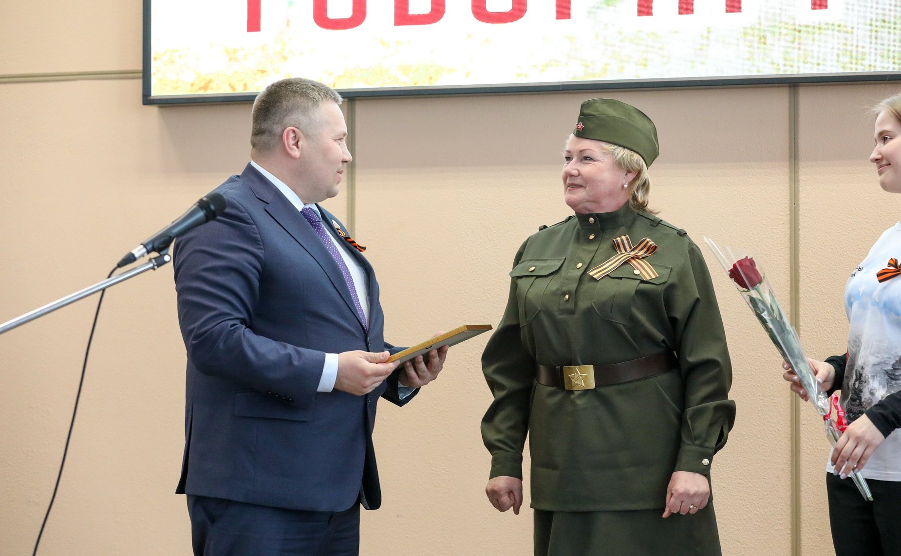 Денис Гусев наградил ветеранов-победителей патриотического конкурса стихотворений о войне