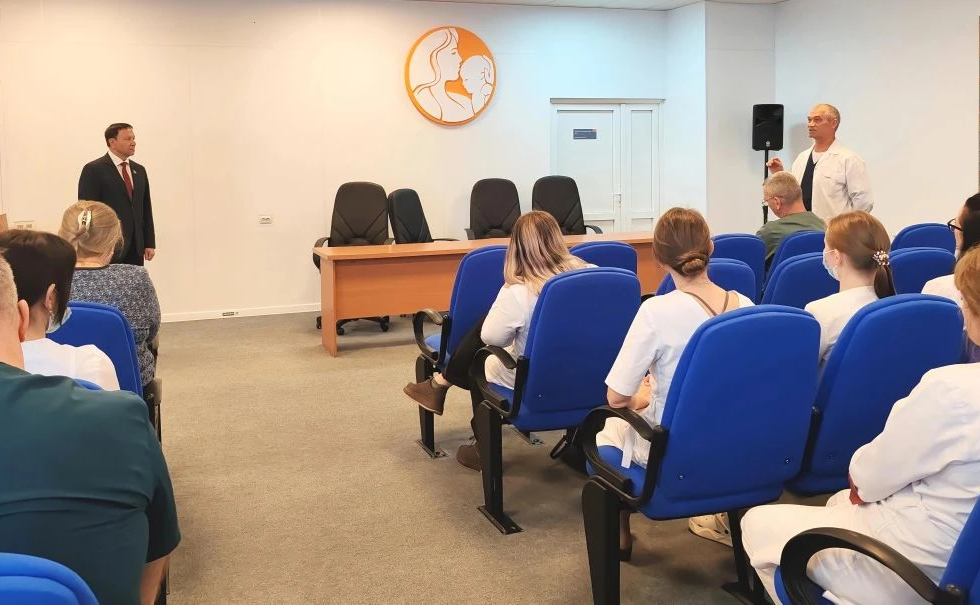 Александр Ролик обсудил в Приморье реализацию законодательных изменений, направленных на увеличение рождаемости, поддержку семей с детьми