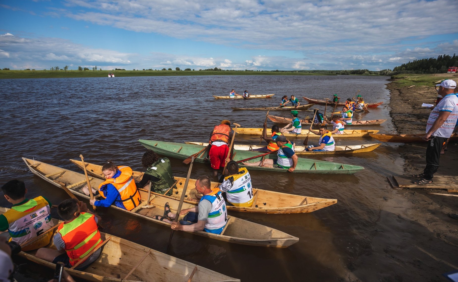 В рамках программы Северного форума Эдуард Исаков также посетил этнофестиваль «Югорские обласа» в посёлке Шапша