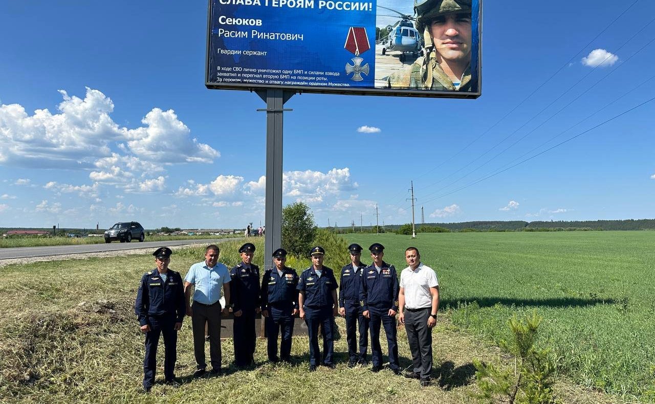 Айрат Гибатдинов принял участие в открытии памятного баннера в честь подвига участника СВО