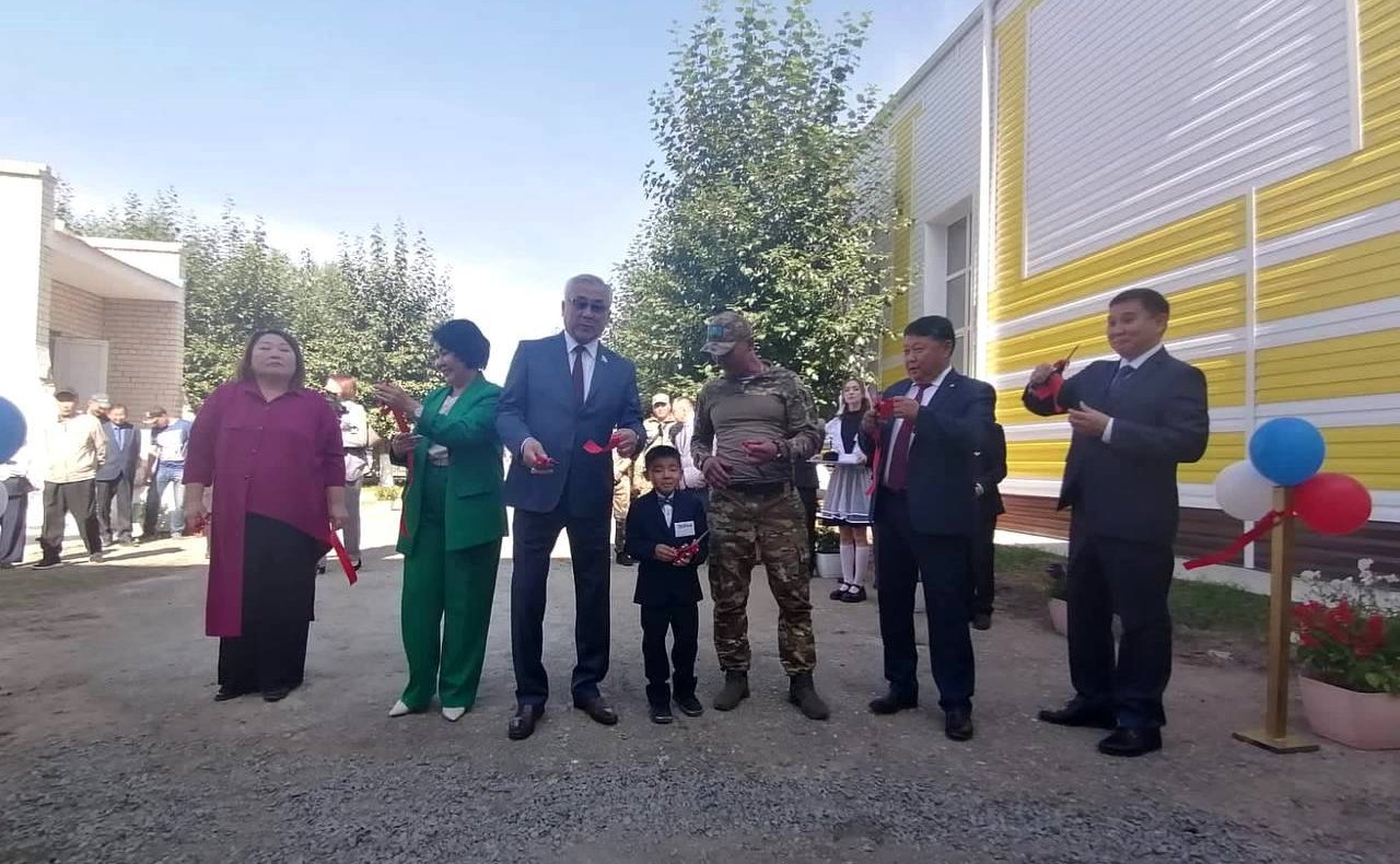 Баир Жамсуев в ходе работы в регионе посетил Могойтуйскую среднюю школу №1 им. В.Р. Гласко, открывшуюся в День знаний — 1 сентября — после капитального ремонта
