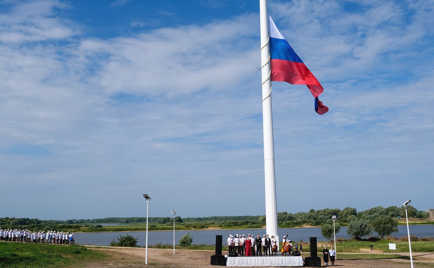 Елена Писарева приняла участие в мероприятиях, приуроченных ко Дню государственного флага Российской Федерации