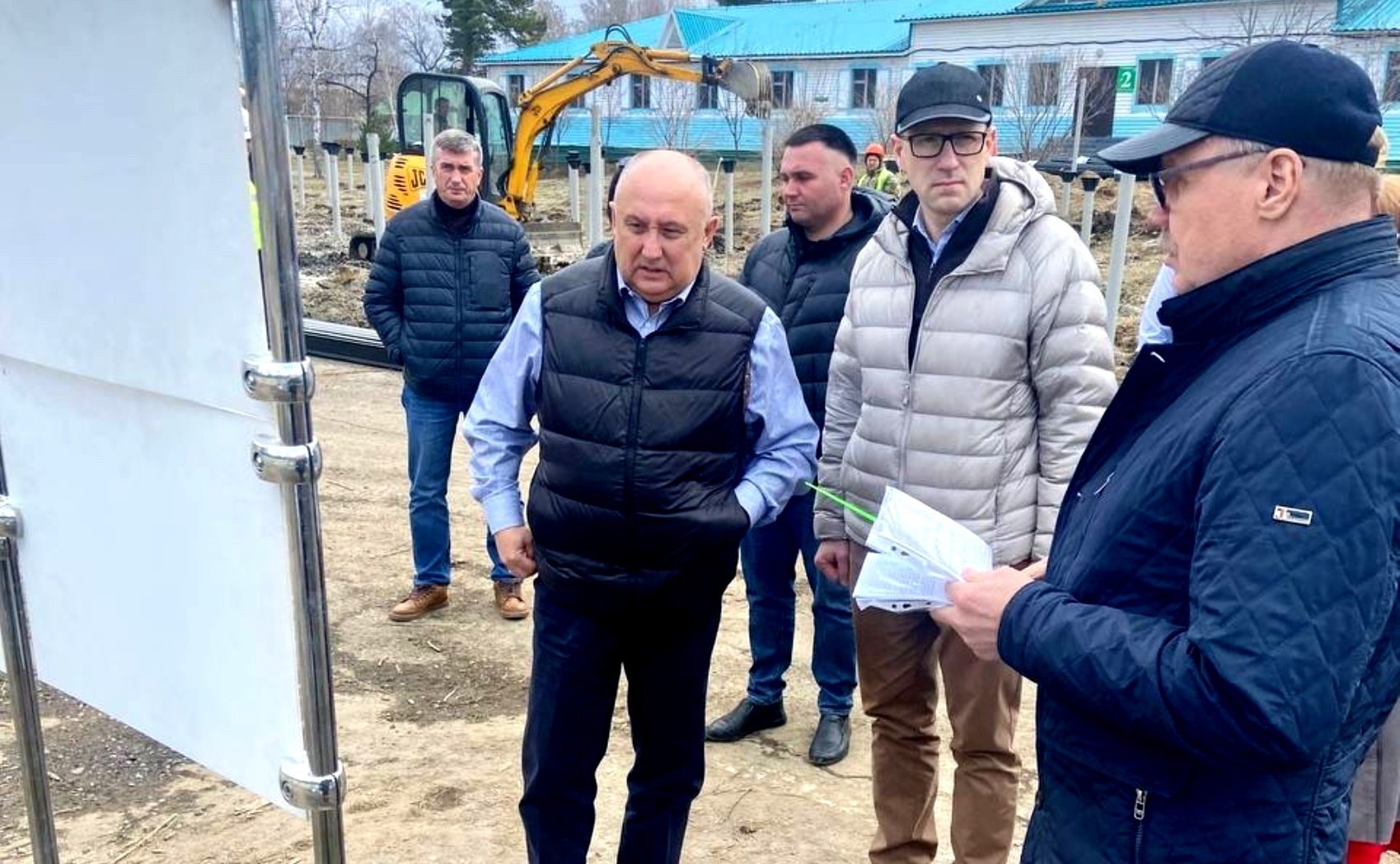 Андрей Базилевский в ходе региональной поездки побывал на строительных площадках загородных оздоровительных лагерей